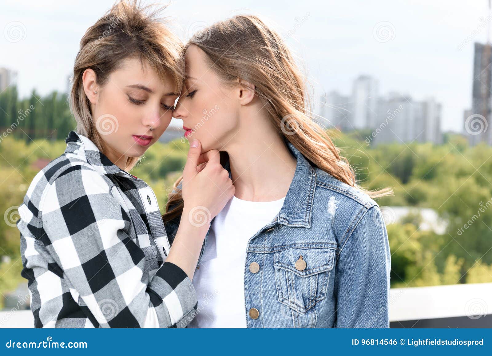 Los Pares Lesbianos Que Abrazaban El Abarcamiento Y Capaz De Besarse