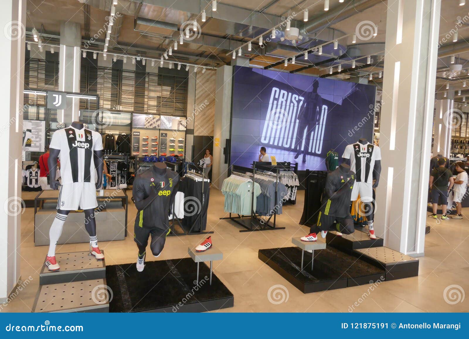 Los Partidarios De Juventus Fc En La Tienda Oficial Para New