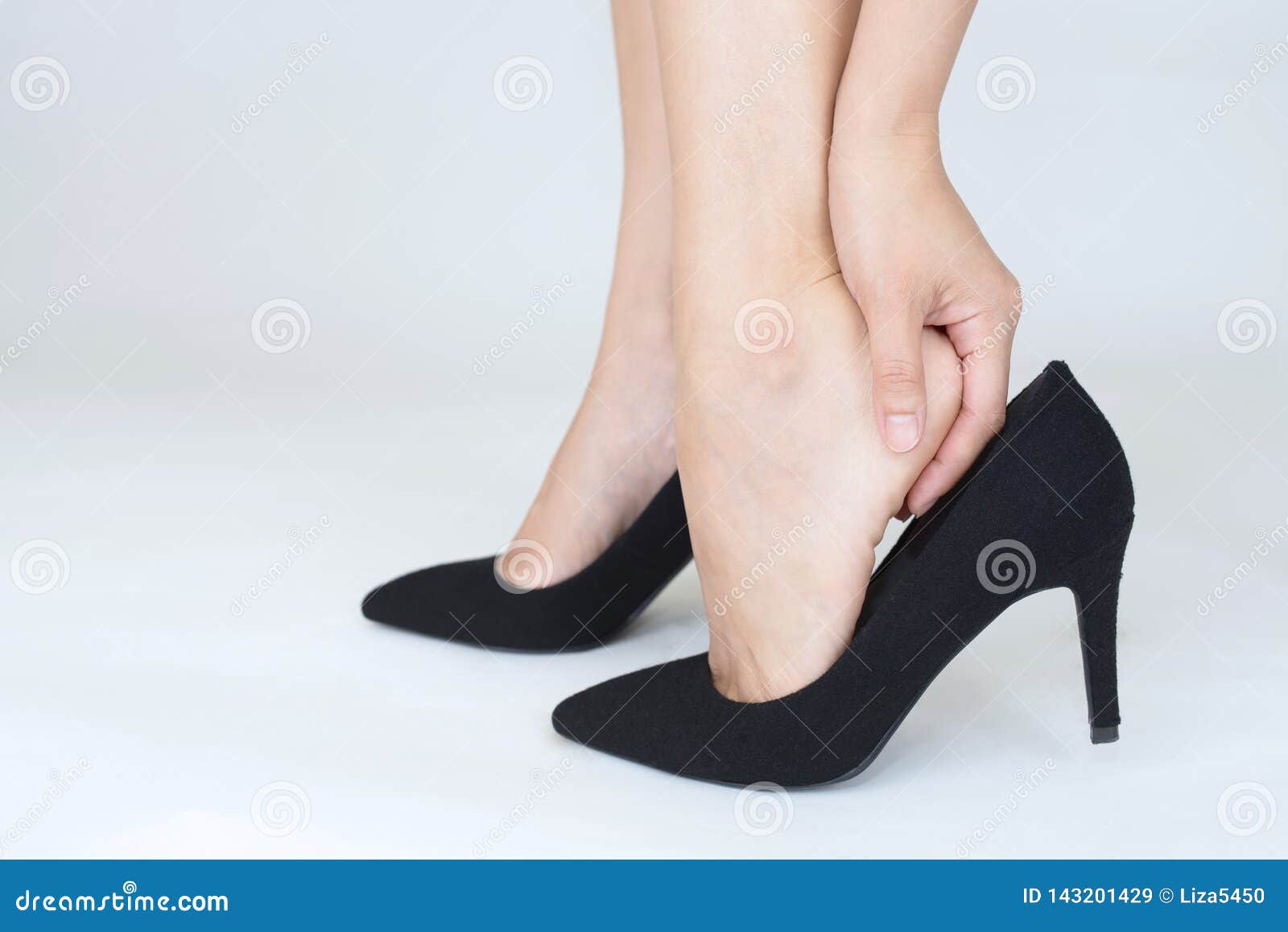 Pies De La Mujer Duelen Para Llevar Los Zapatos Del Tac?n Alto Imagen de archivo - de zapatos: 143201429