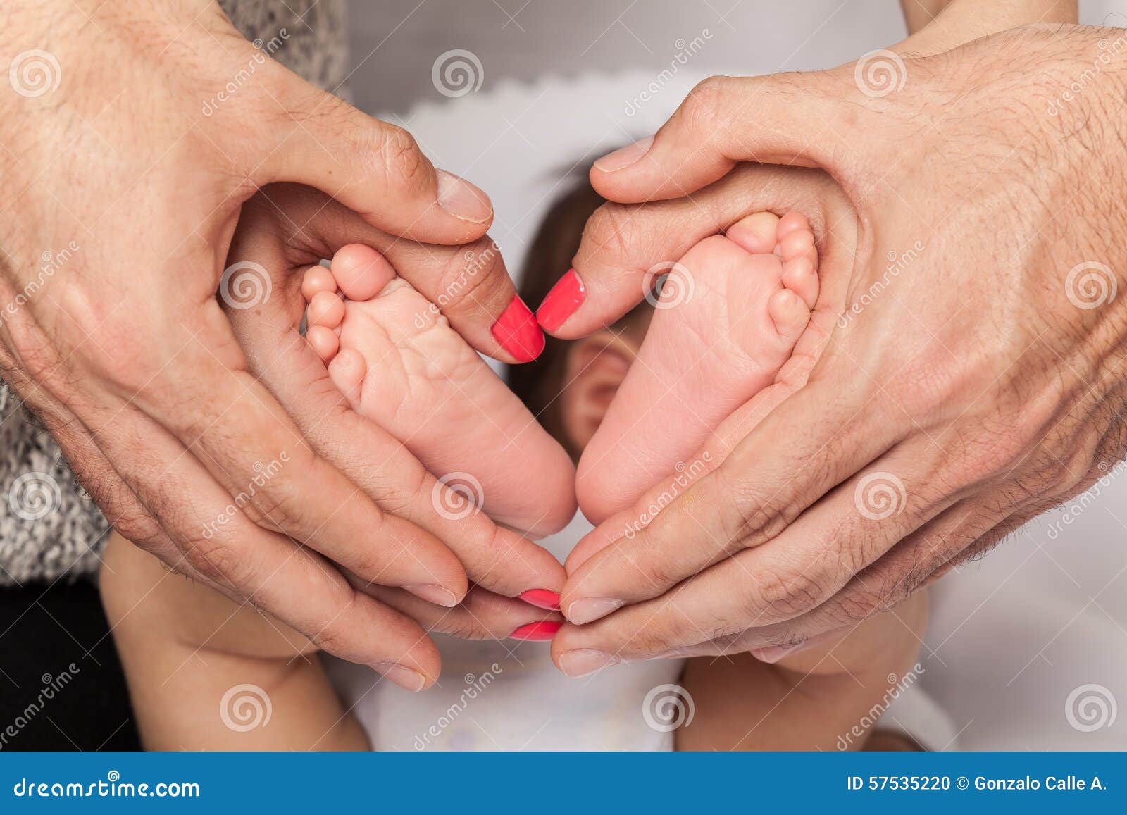 Los Pies Del Bebe Recien Nacido En Las Manos De La Mama Y Del Papa Formando Un Corazon Foto De Archivo Imagen De Amor Seguridad Los Pies Del Bebe Recien Nacido En Las Manos De La Mama Y Del Papa Formando Un Corazon Foto De Archivo Imagen De Amor Seguridad