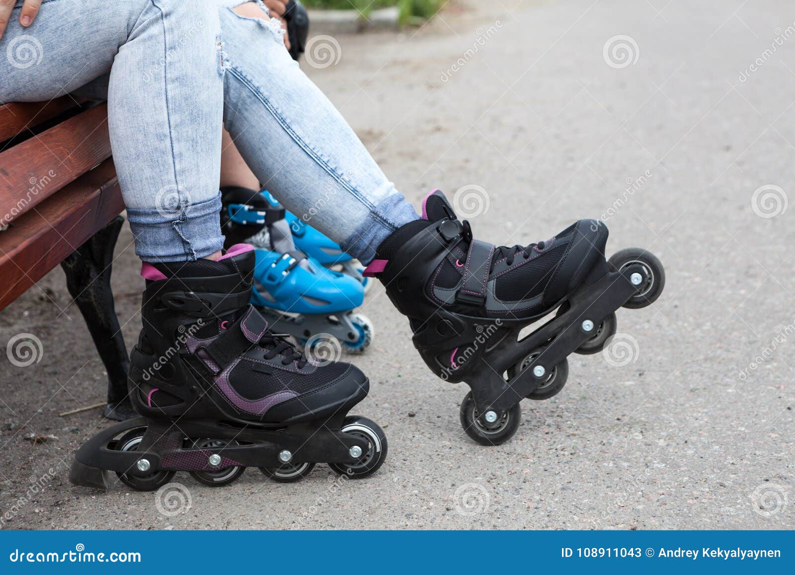 Los Pies Humanos Están Llevando Patines En Línea Mujer Y Niño Que Se  Sientan En Banco Mientras Que Rollerblading Imagen de archivo - Imagen de  actividad, lifestyle: 108911043