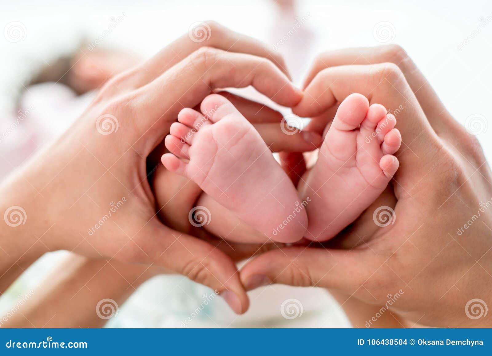 Los Pies Recien Nacidos Del Bebe En Las Manos De La Mama Y Del Papa Forma Les Gusta Un Corazon Precioso Concepto De Familia Feli Foto De Archivo Imagen De Cuidado