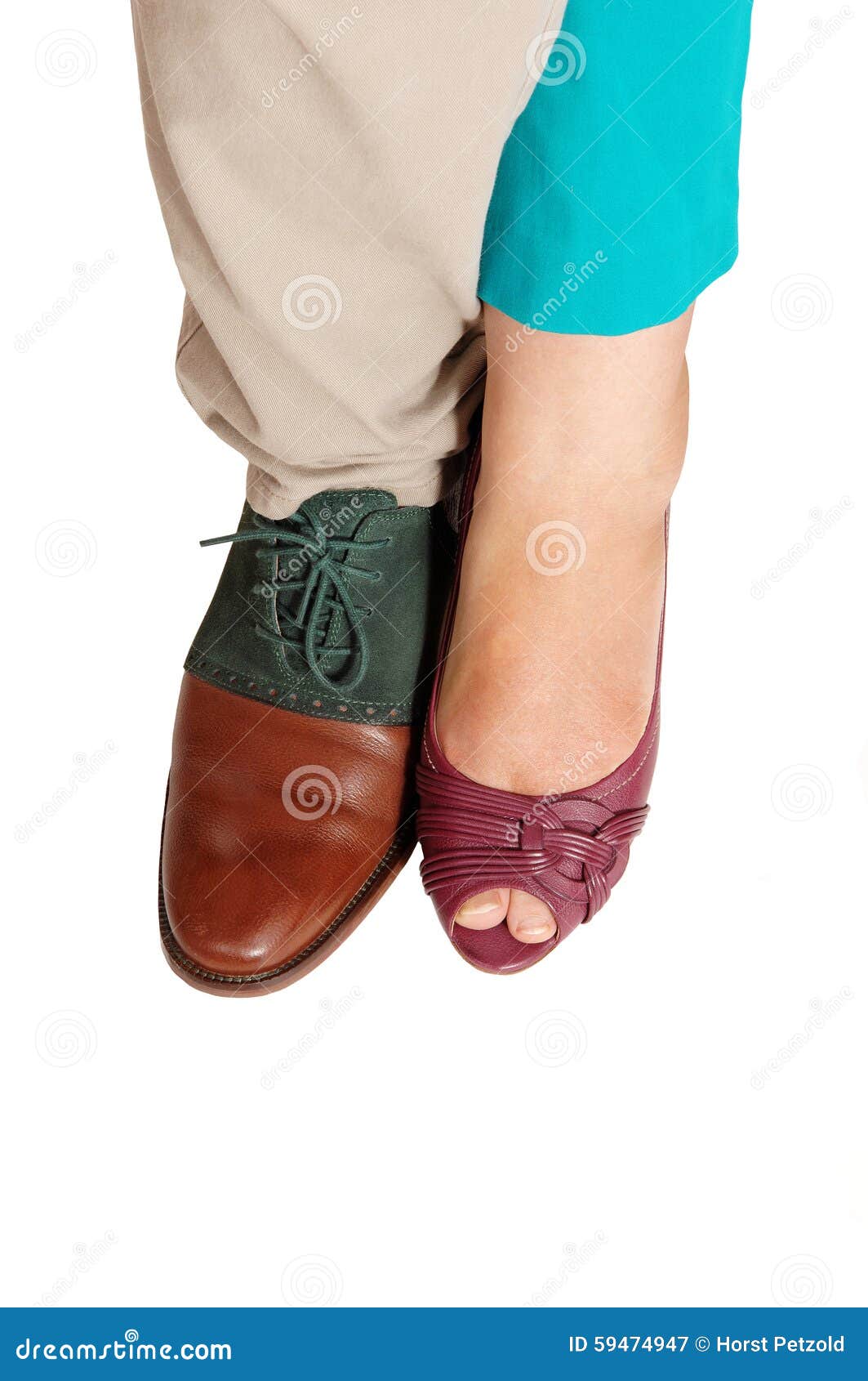 Los Pies Y Los Zapatos De Hombre Y De Una Mujer Imagen de archivo - Imagen de gente, zapato: 59474947