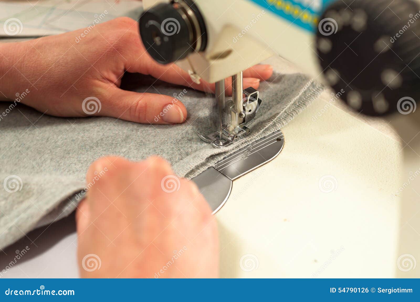 Cerrar las manos de la mujer mayor con máquina de coser para coser ropa en  casa 2842148 Foto de stock en Vecteezy