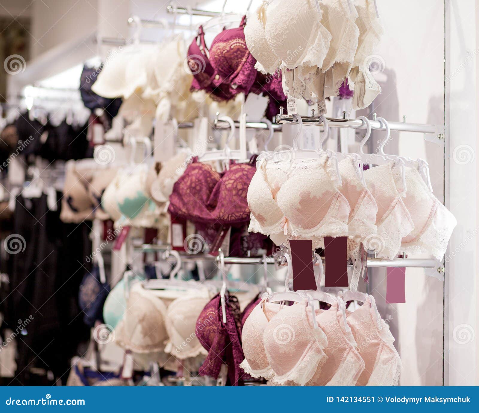 Los Sujetadores De Las Mujeres En Venta En Mercado Vareity De La Ejecución Del Sujetador En Tienda De La Ropa Interior De La Ropa Imagen de archivo - Imagen de adentro, ocasional: