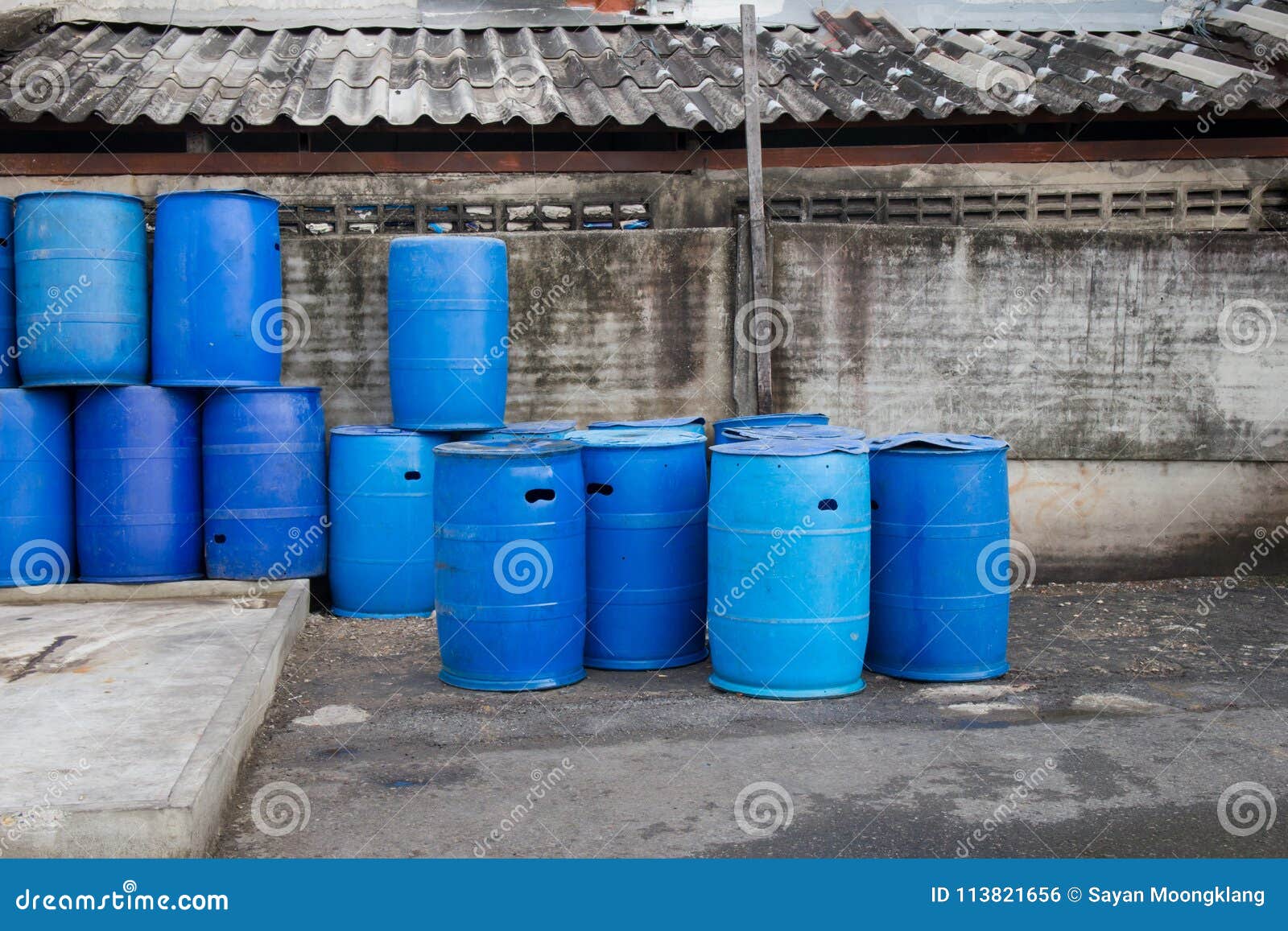 local Explícito bordillo Los Tanques Plásticos O El Tanque Plástico De 200 Litros Usado Como Basura Foto de archivo - Imagen de gasolina, combustible: 113821656 local Explícito bordillo Los Tanques Plásticos O El Tanque Plástico De 200 Litros Usado Como Basura Foto de archivo - Imagen de gasolina, combustible: 113821656