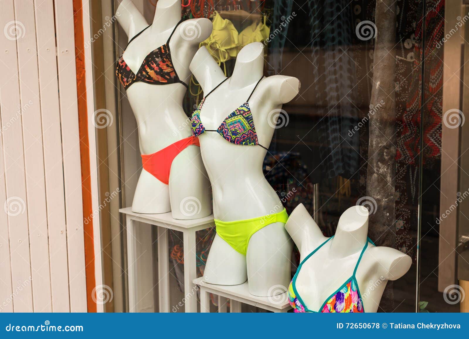 Recuento fantasma Hollywood Los Trajes De Baño De Las Mujeres En Los Maniquíes Para La Venta En Una  Playa Hacen Compras Foto de archivo - Imagen de swimsuits, mujeres: 72650678