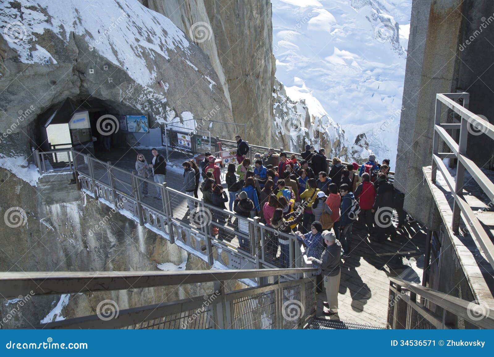 Solicitante Contratación Persistencia Los Turistas Llegaron En Teleférico La Pasarela Central Aiguille Du Midi Foto editorial - Imagen de coche, hielo: 34536571 Solicitante Contratación Persistencia Los Turistas Llegaron En Teleférico La Pasarela Central Aiguille Du Midi Foto editorial - Imagen de coche, hielo: 34536571
