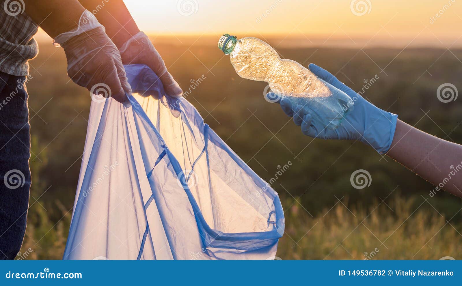 Los Voluntarios Pusieron Basura En Las Bolsas De Pl Stico Limpieza Del