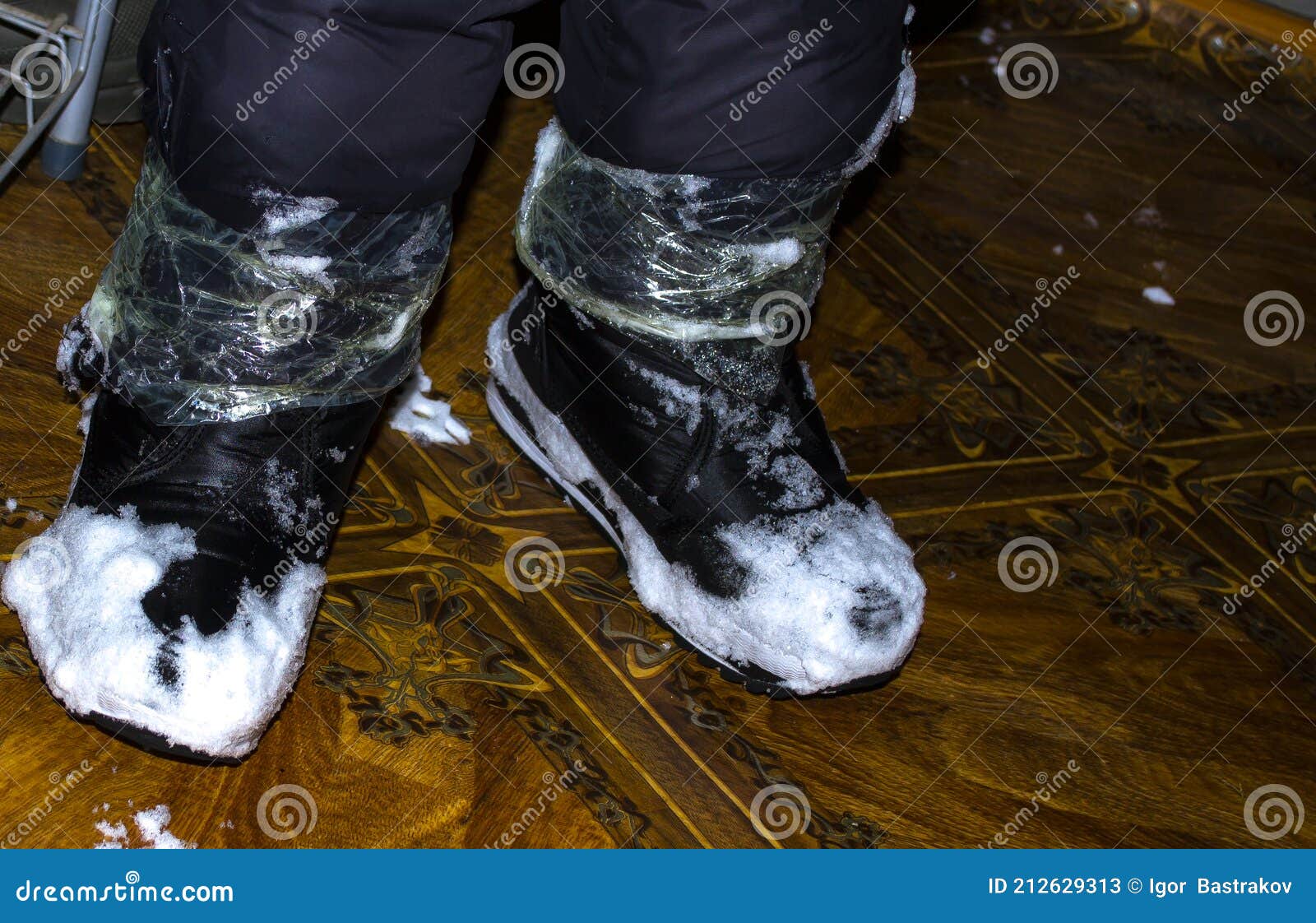 Los Zapatos De Invierno Están Todos En Los Pantalones De Nieve Envueltos  Con Cinta Para Evitar La Nieve. Salvavidas. Imagen de archivo - Imagen de  completo, pierna: 212629313