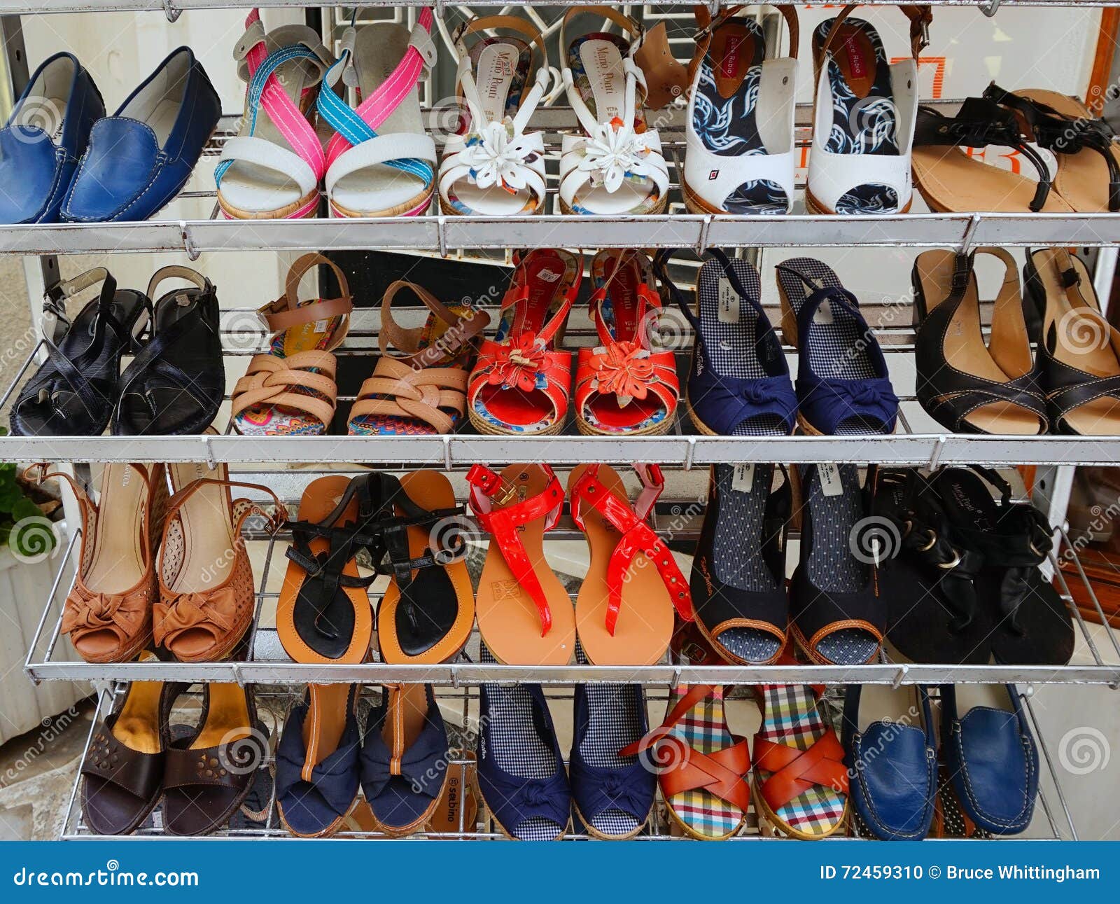 Zapatos De Las Mujeres Para La Venta editorial - Imagen de departamento, 72459310