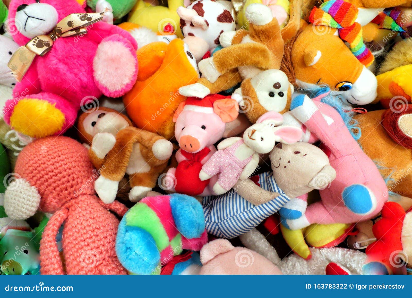 Нужны большие игрушки. Куча детских вещей и игрушек. Детские игрушки мягкие много. Игрушки очень красивые разноцветные. Игрушки много и много розовых мягких.