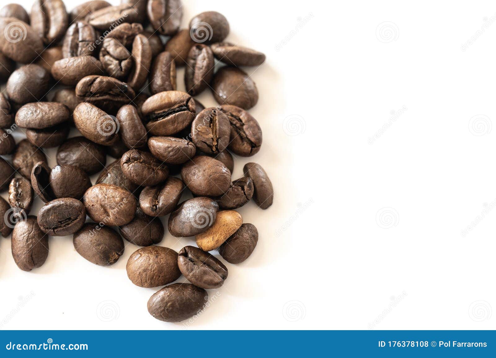 granos de cafe sobre un fondo blanco