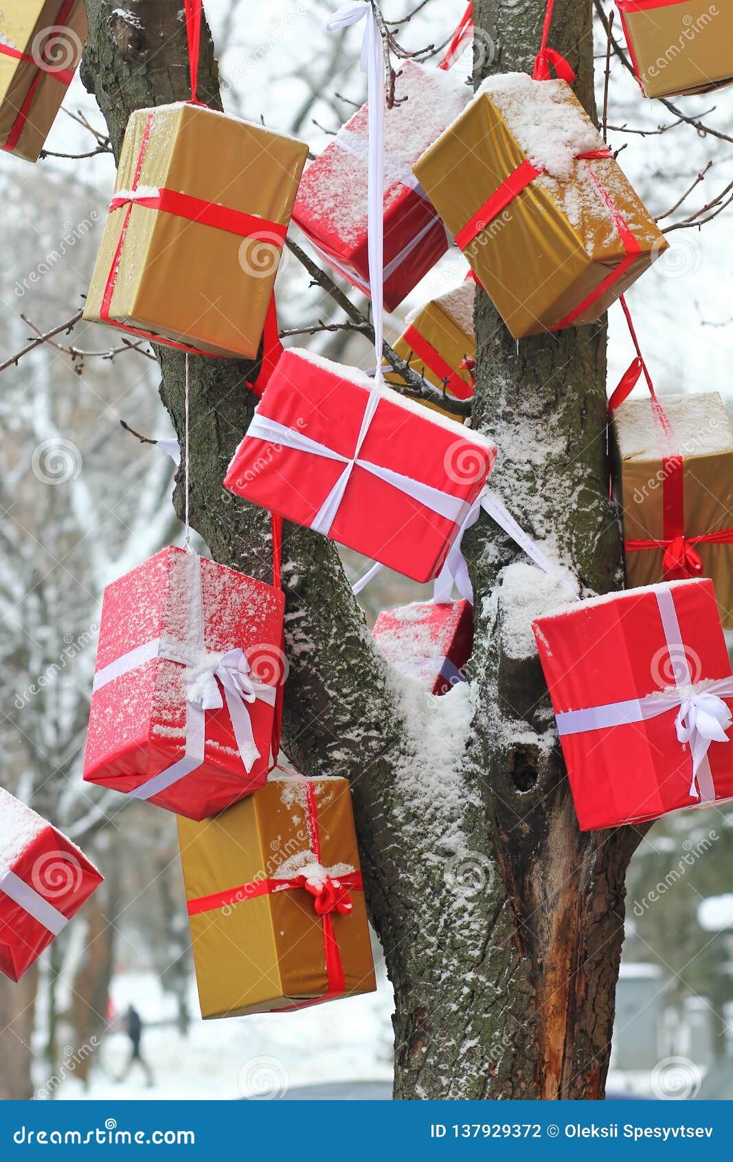 outdoor holiday decor