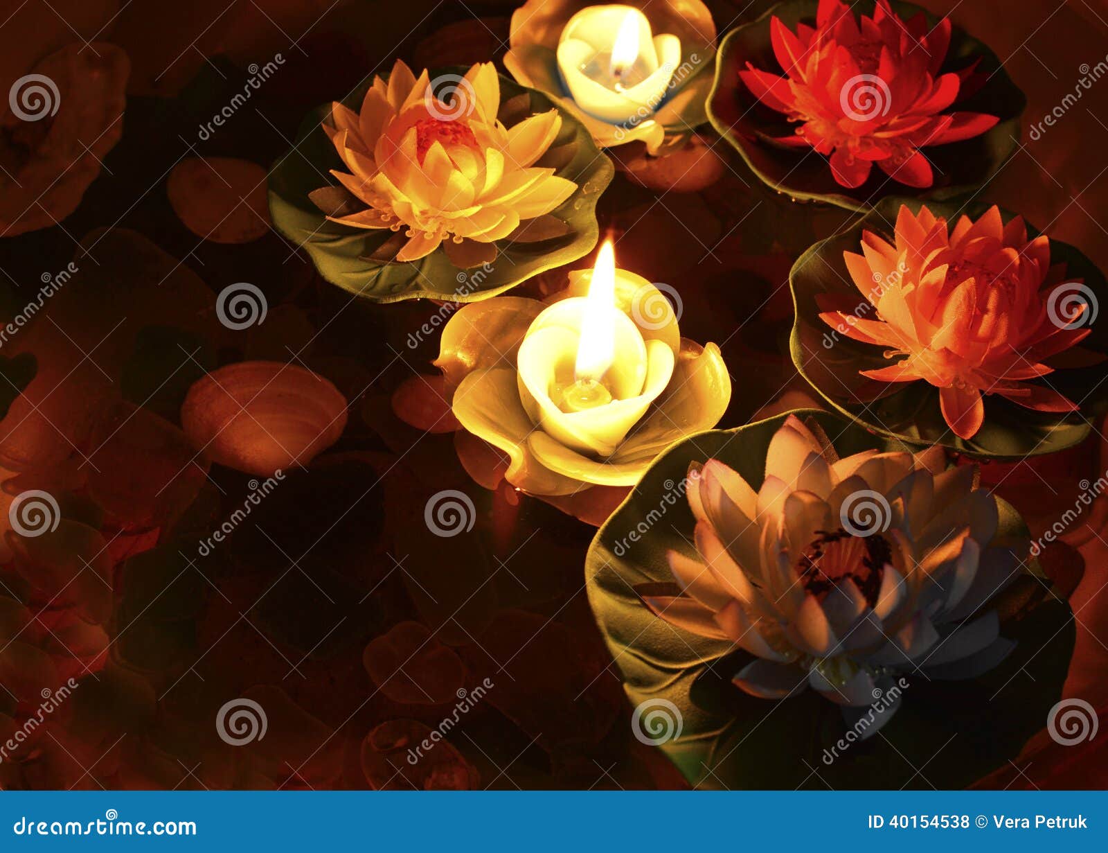 LotusBlumen mit Kerzen 2 stockfoto. Bild von grün, blume 40154538