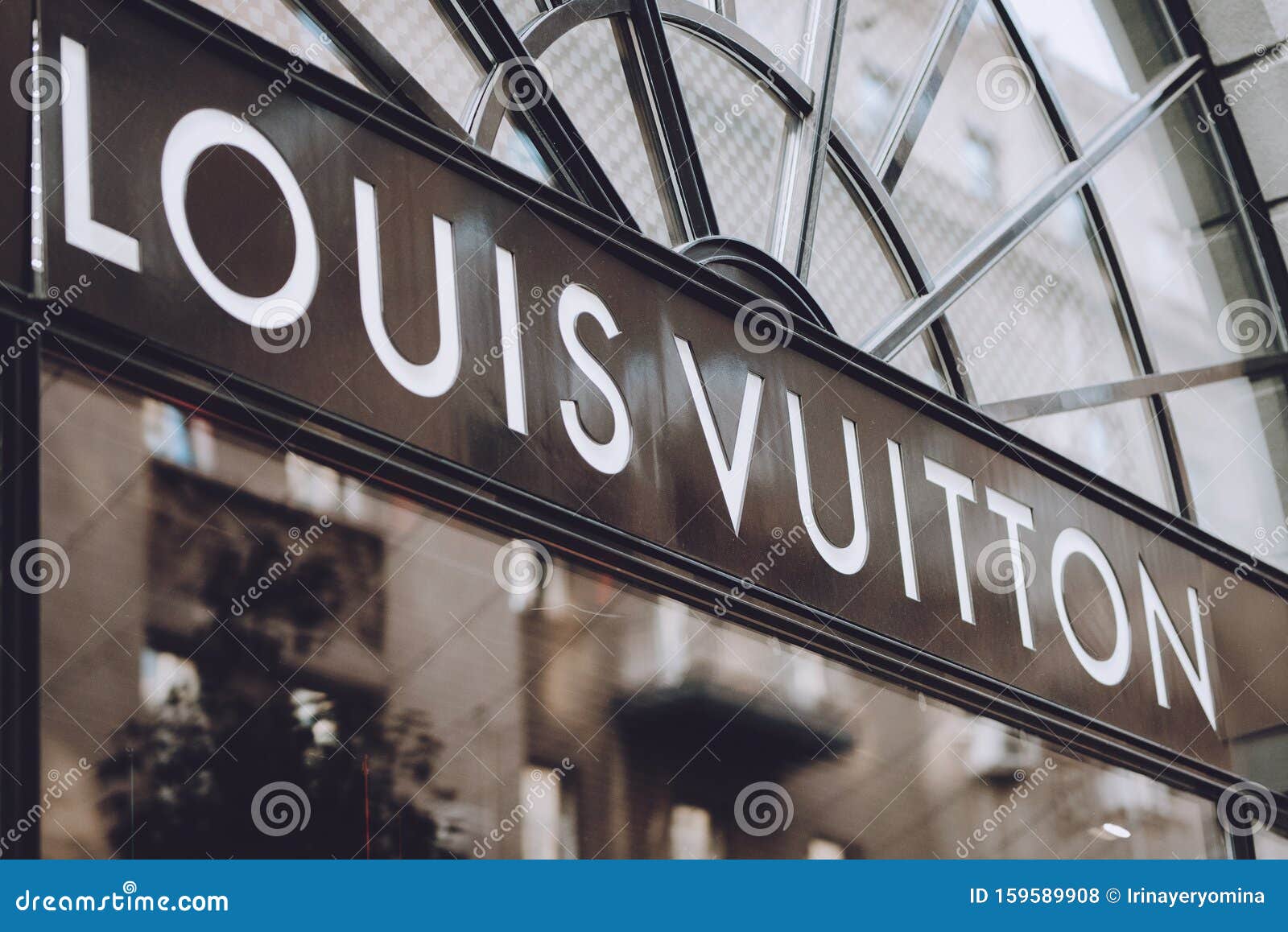 Louis Vuitton Boutique Logo-Unterschrift Auf Dem Schild &quot;Gucci&quot; In Geschäft, Geschäft ...