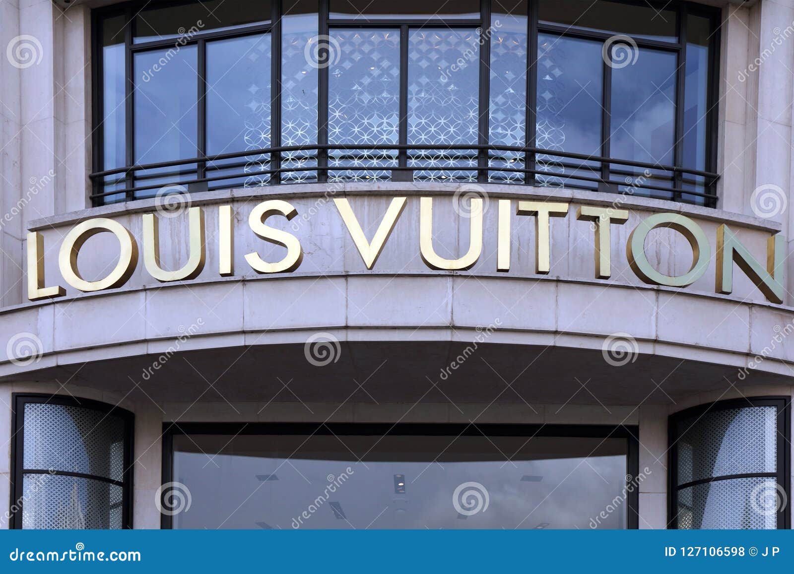 Louis Vuitton-Buchstaben Auf Einer Wand Redaktionelles Stockfoto - Bild von  haus, firma: 127106598