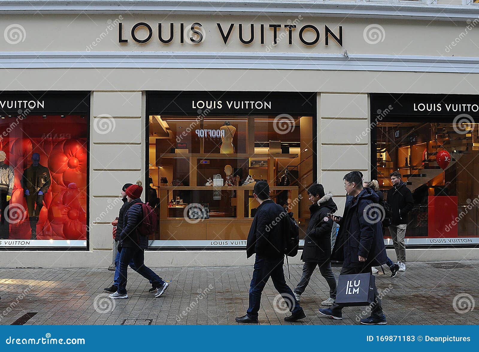 forbi At interagere Gå igennem Louis Vuitton Customers Exit and Enter in Louis Stroget Editorial Stock  Photo - Image of scandinavia, danmark: 169871183