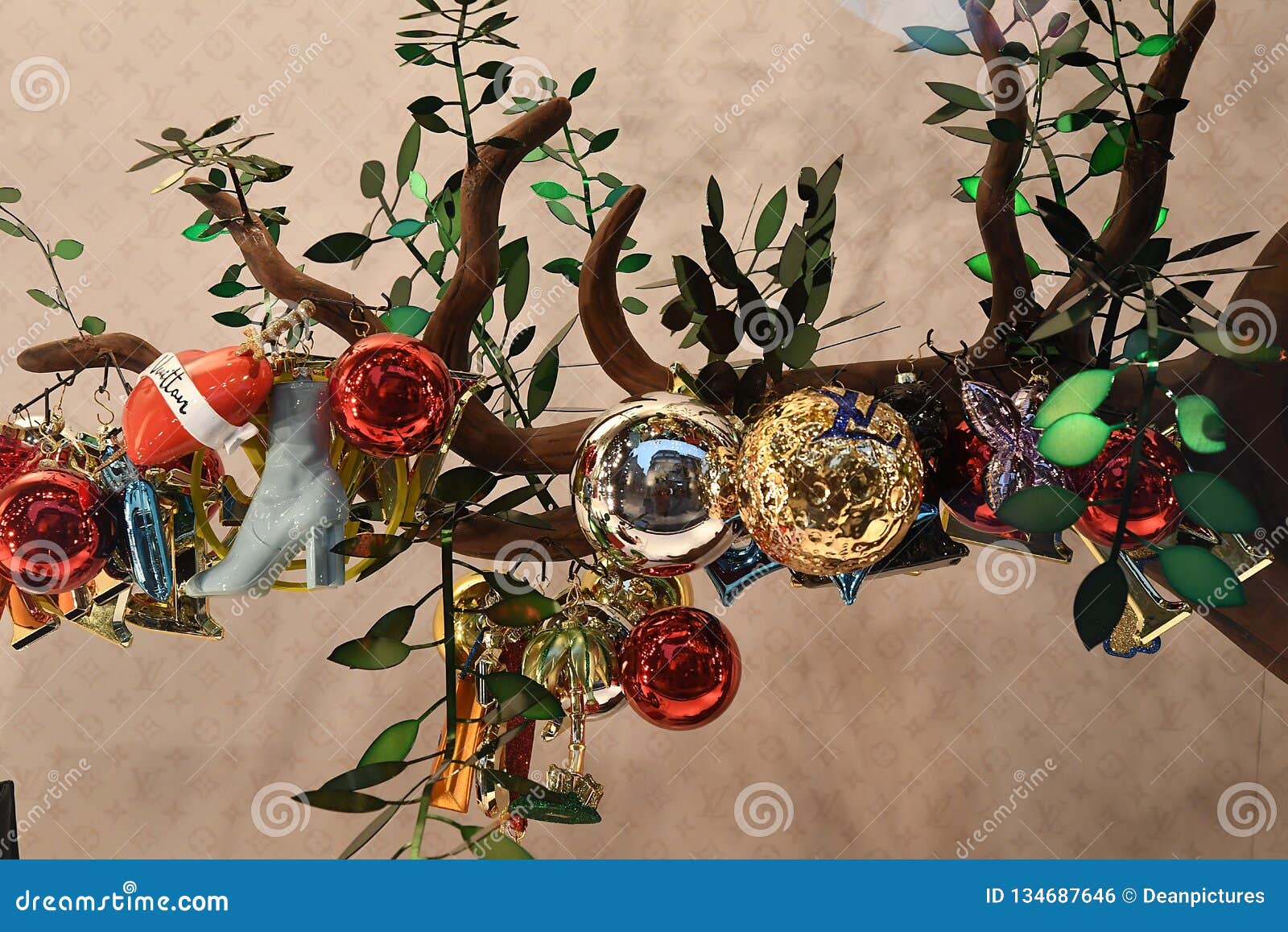 LOUIS VUITTON DECORATES CHRISTMAS with THIER ITEMS Editorial Photo - Image  of finanse, louis: 134687646