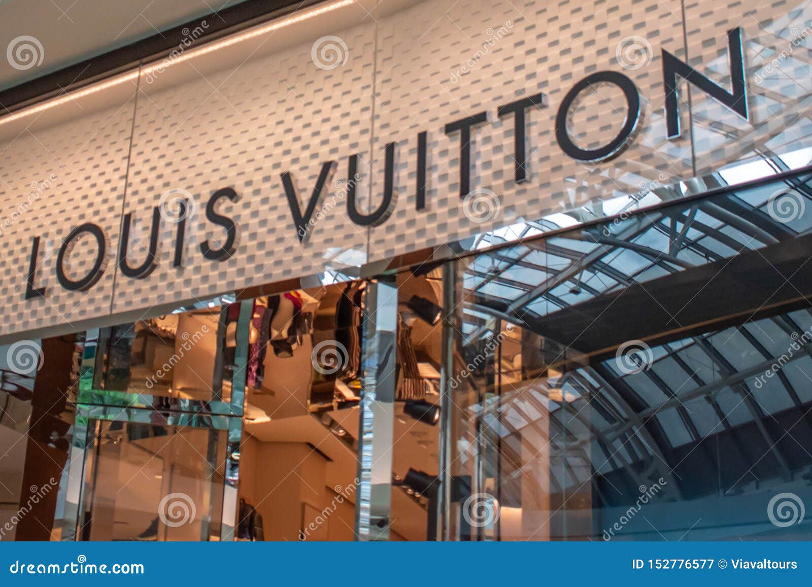 Louis Vuitton Firma Adentro La Alameda En Los Milenios 18 - Imagen de firma: 152776577