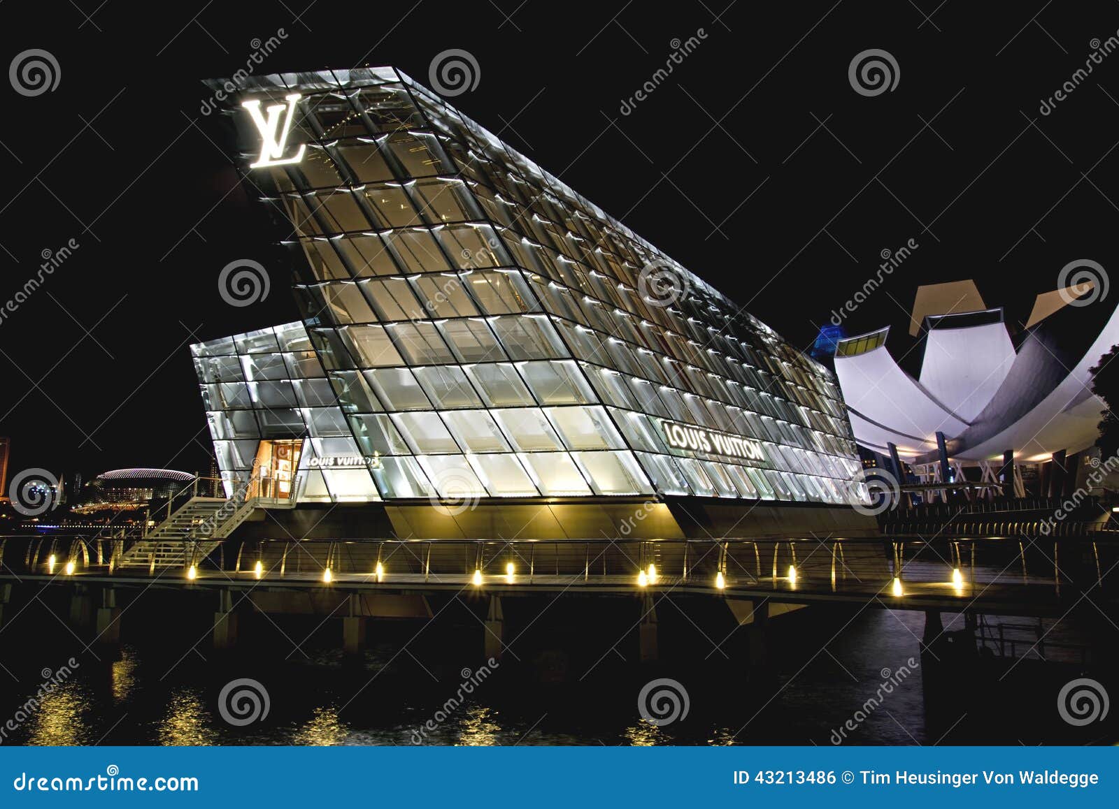 Louis Vuitton Flag Ship Store, Singapore Editorial Photo - Image: 43213486