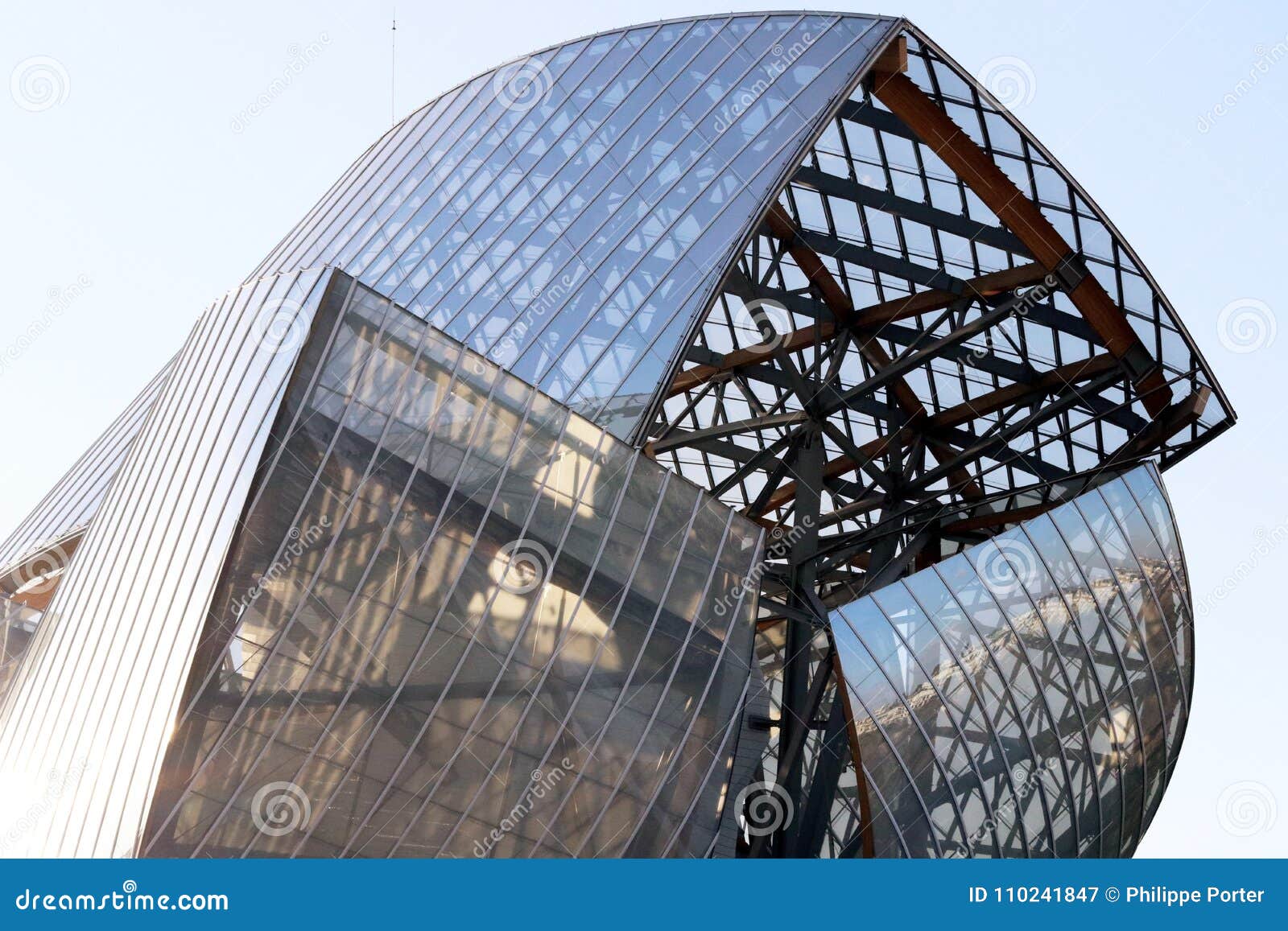 Louis Vuitton Foundation Building LVMH Architect Frank Gehry Editorial  Photography - Image of accessories, culture: 110241847