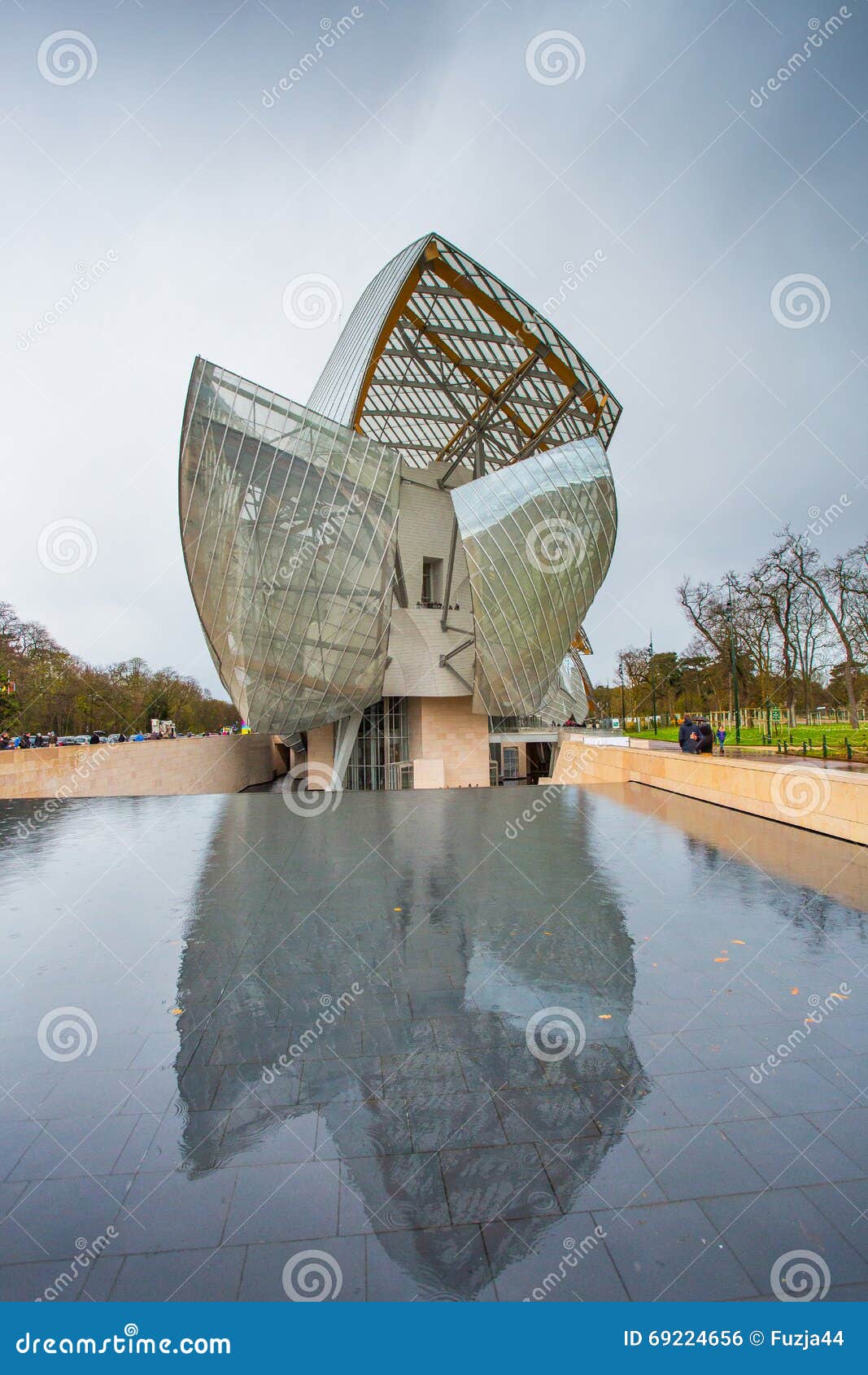 Louis Vuitton Foundation editorial photo. Image of entertainment - 69224656