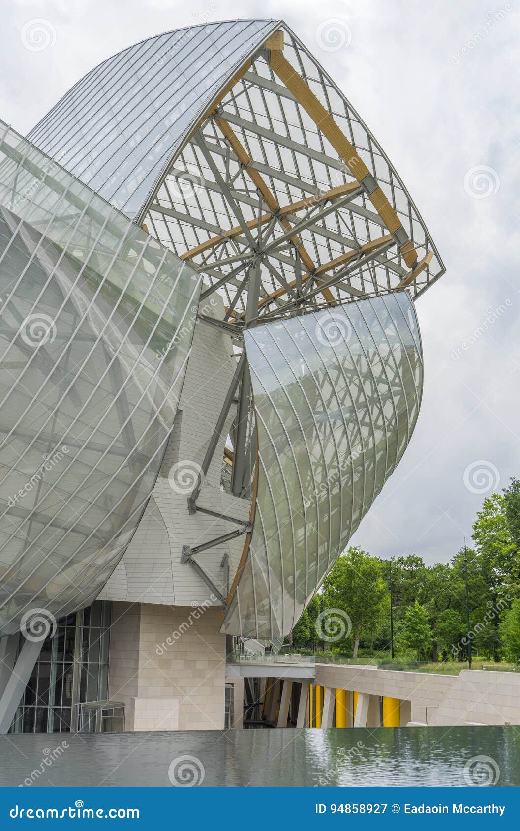 Louis Vuitton Foundation, Paris, France Editorial Photography - Image of foundation, city: 94858927