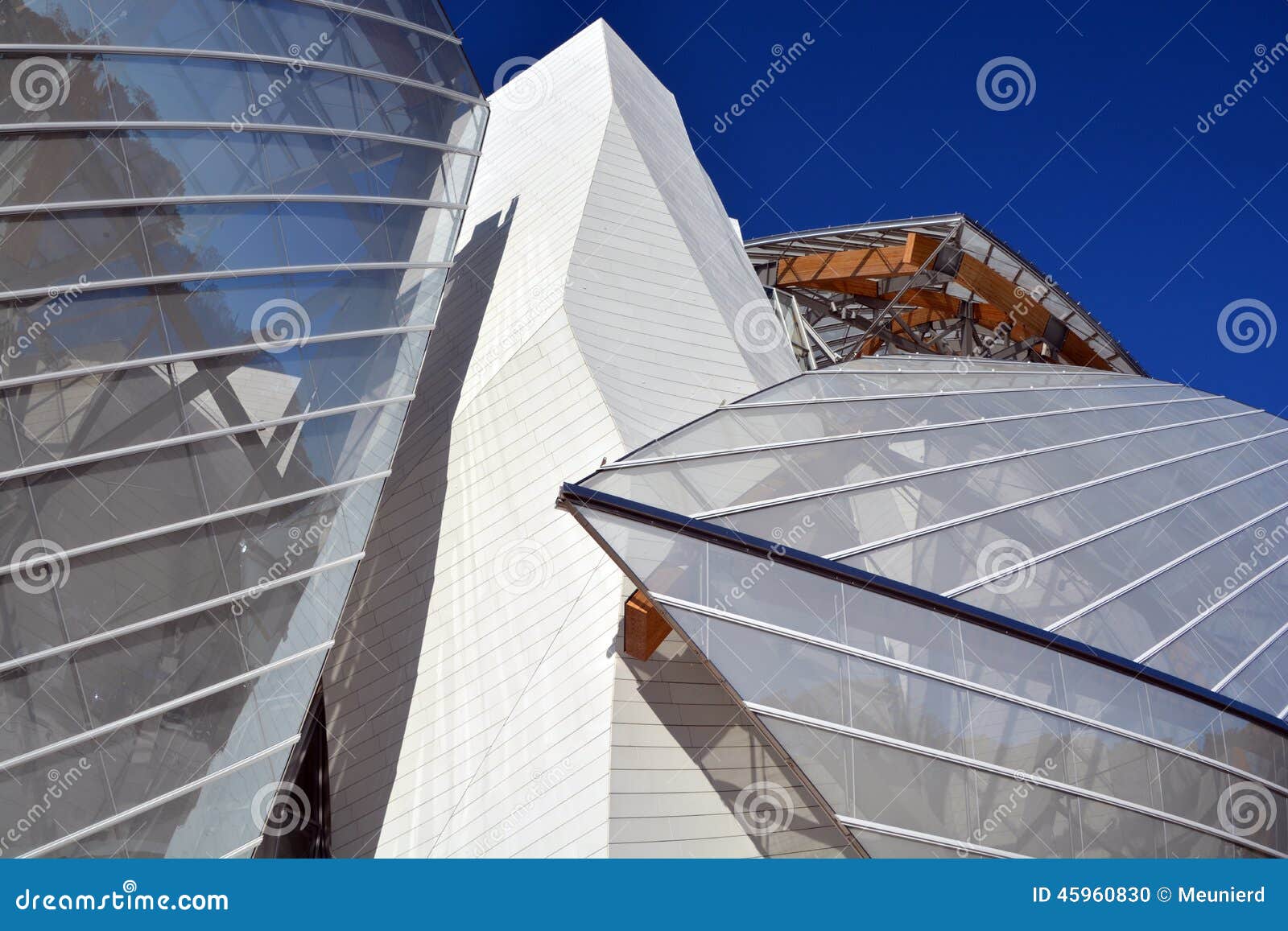 Louis Vuitton Foundation editorial image. Image of architectural - 45960830