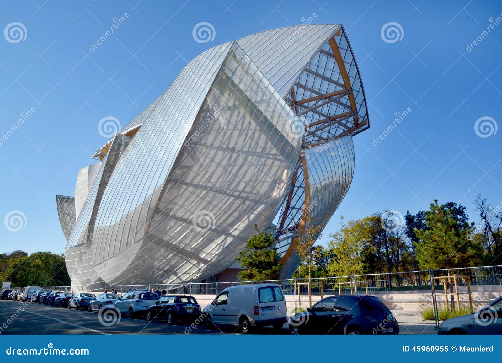 Louis Vuitton Foundation editorial image. Image of cityscape - 45960955