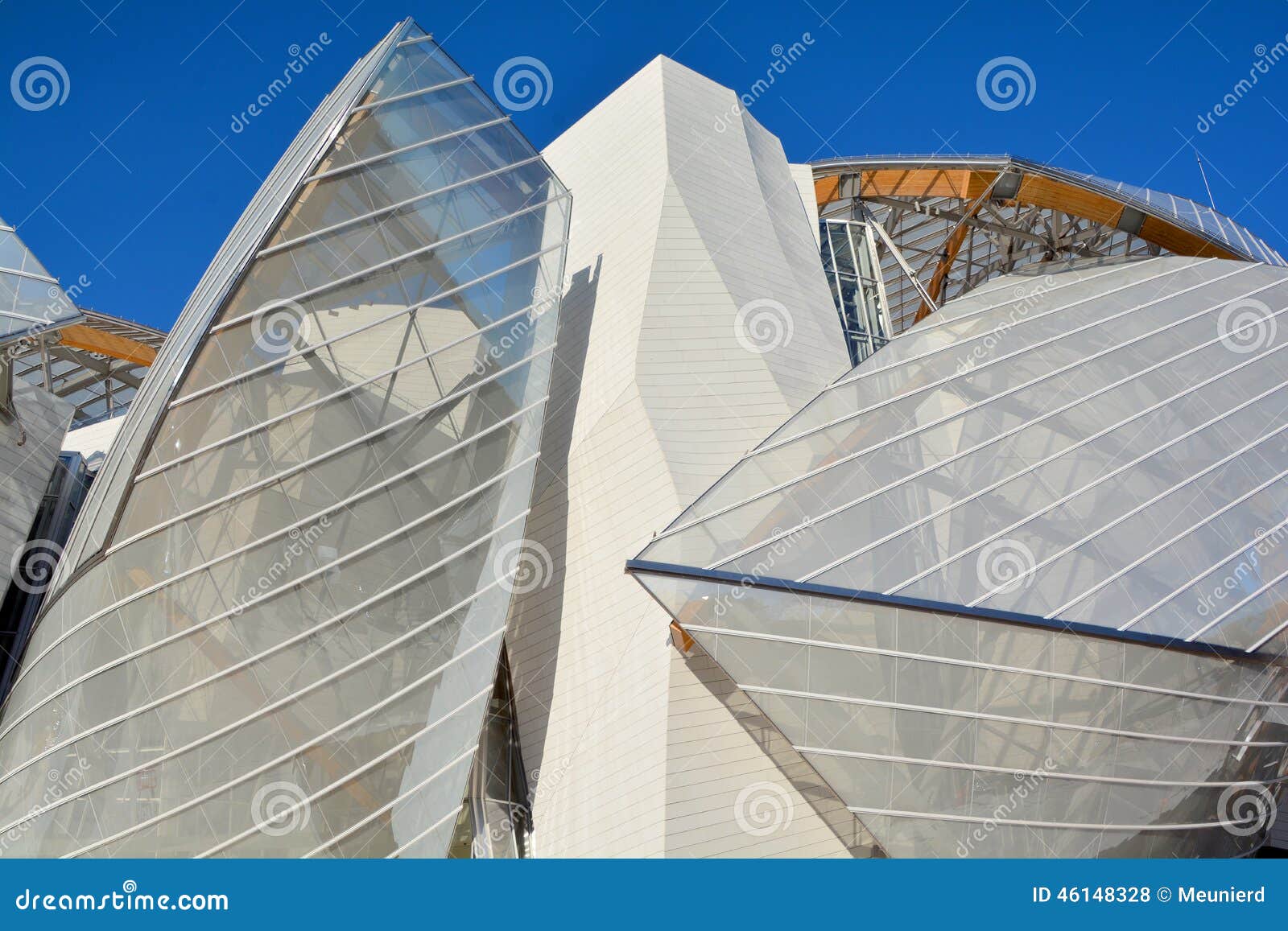 Louis Vuitton Foundation editorial stock photo. Image of building - 46148328