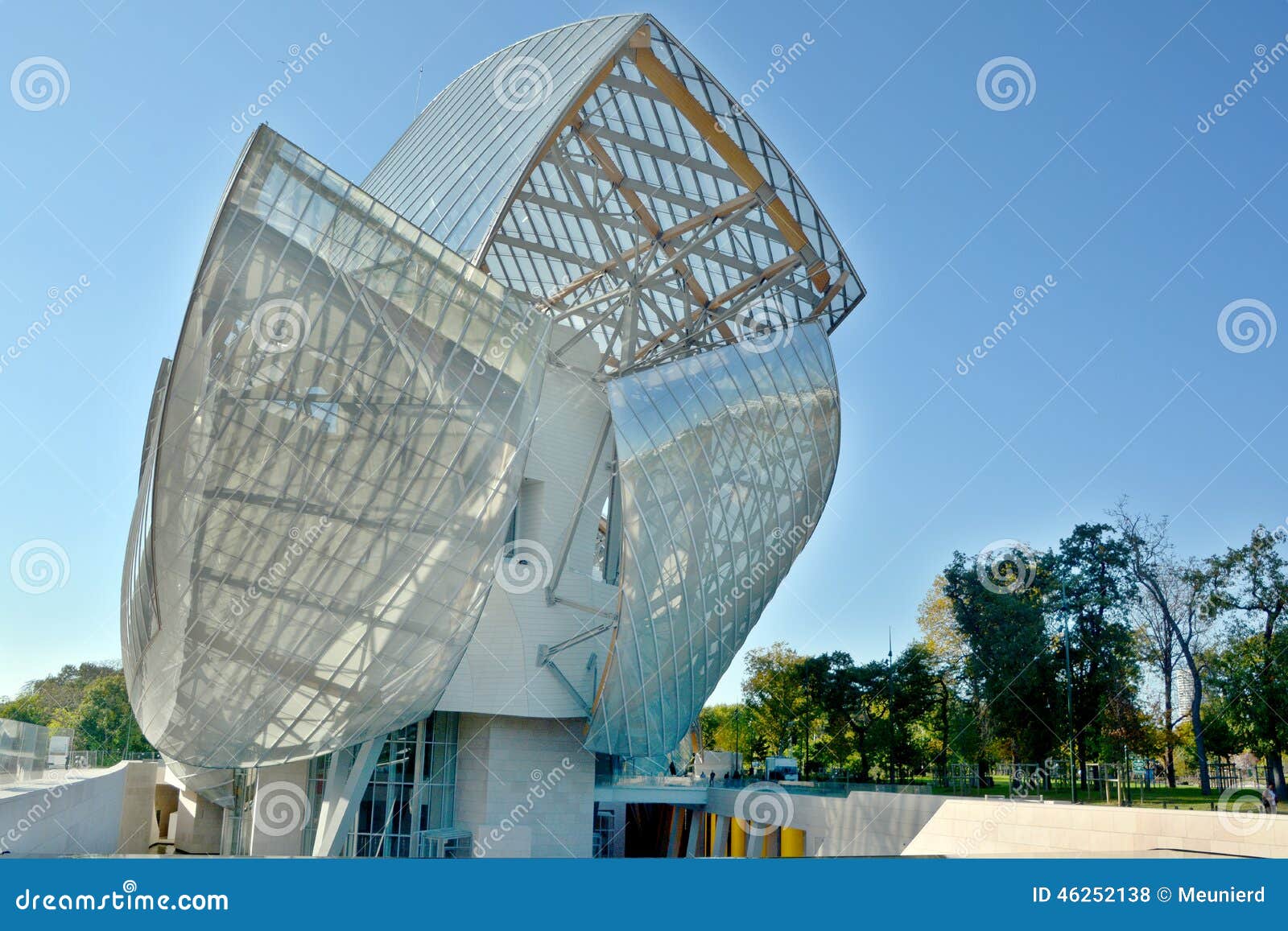 Louis Vuitton Foundation editorial stock photo. Image of famous - 46252138