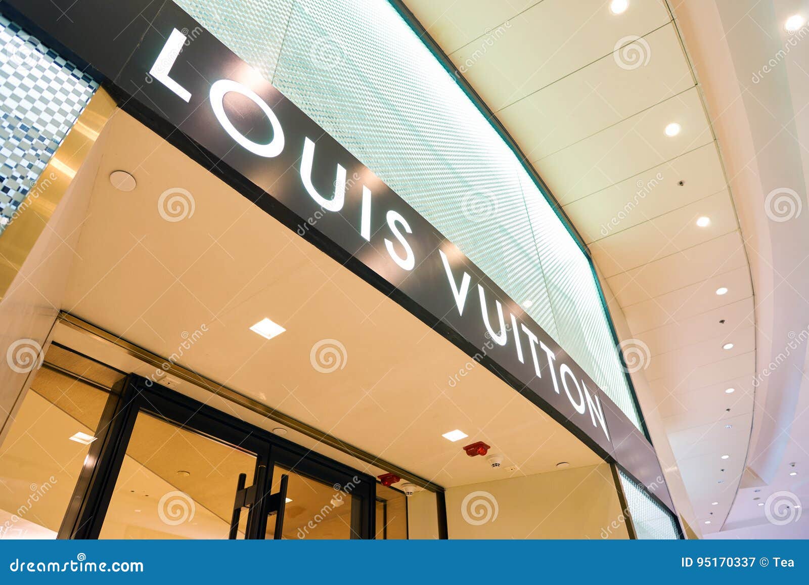 Louis Vuitton at Chengdu, China Editorial Photography - Image of luxurius,  glass: 231969512