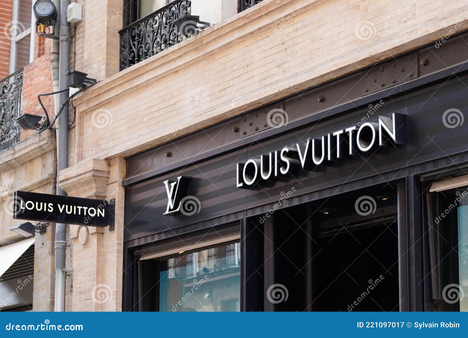 Louis Vuitton Logo Marke Und Text Zeichen Vorderfront Eingang Fassade Home  Shop Luxus Redaktionelles Stockfoto - Bild von mode, zubehör: 243967623