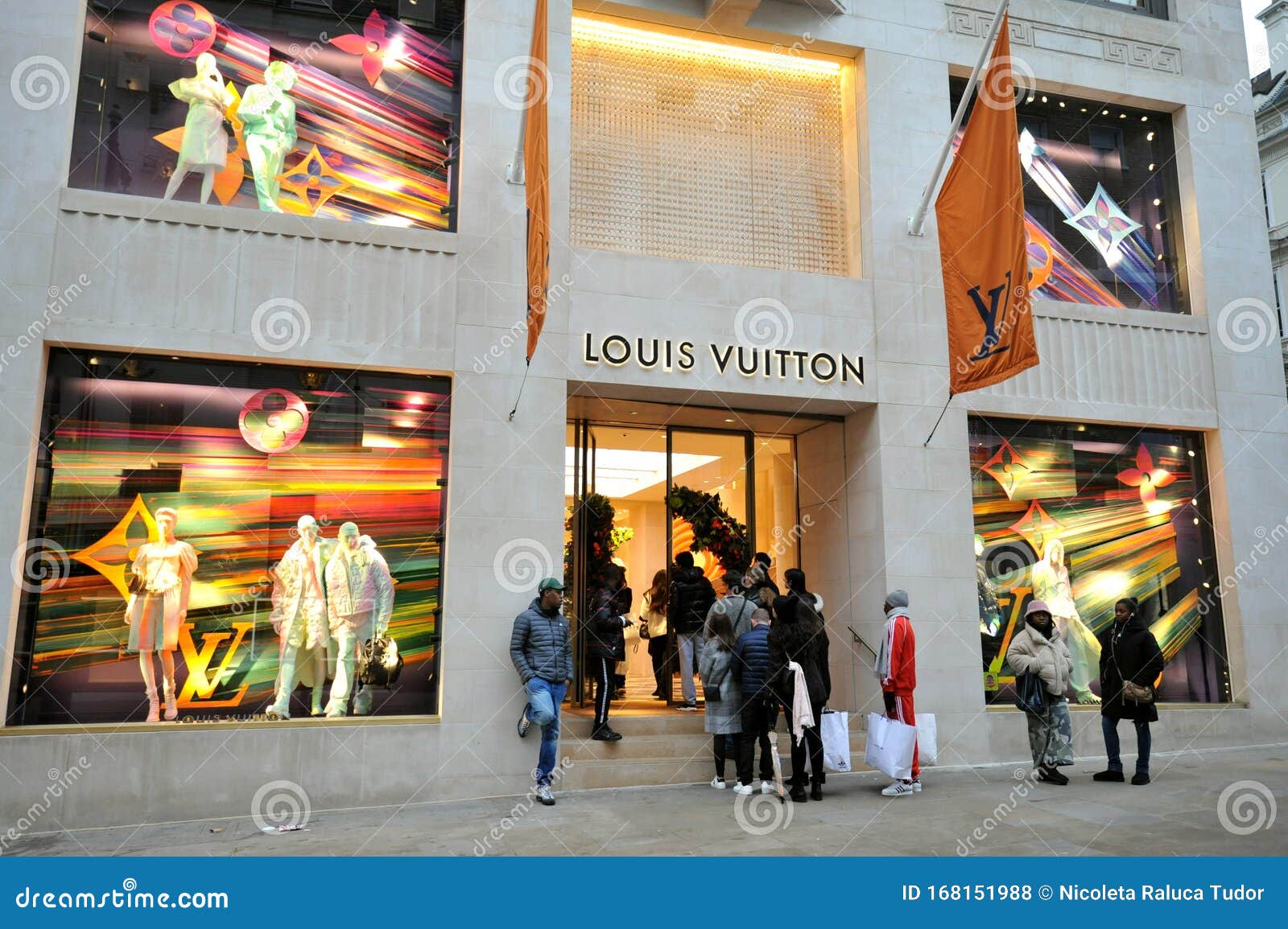 Menschen Schlange Vor Louis Vuitton Shop Stockfoto und mehr Bilder