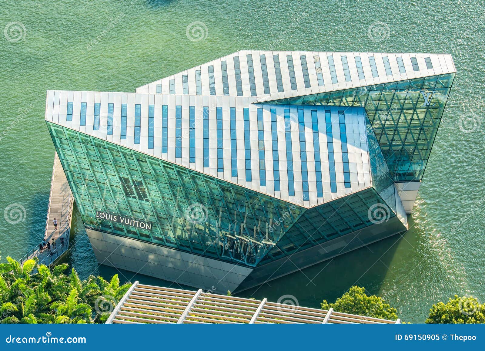 Louis Vuitton at Marina Bay, Singapore Editorial Image - Image of modern,  building: 69150905