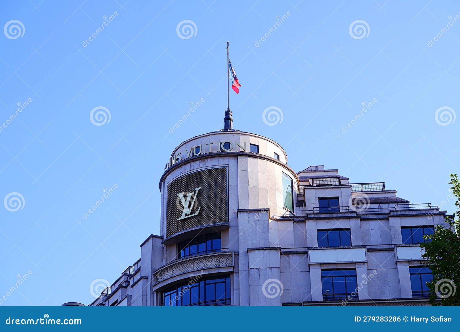 Paris: Boutique Louis Vuitton, Place Vendôme.