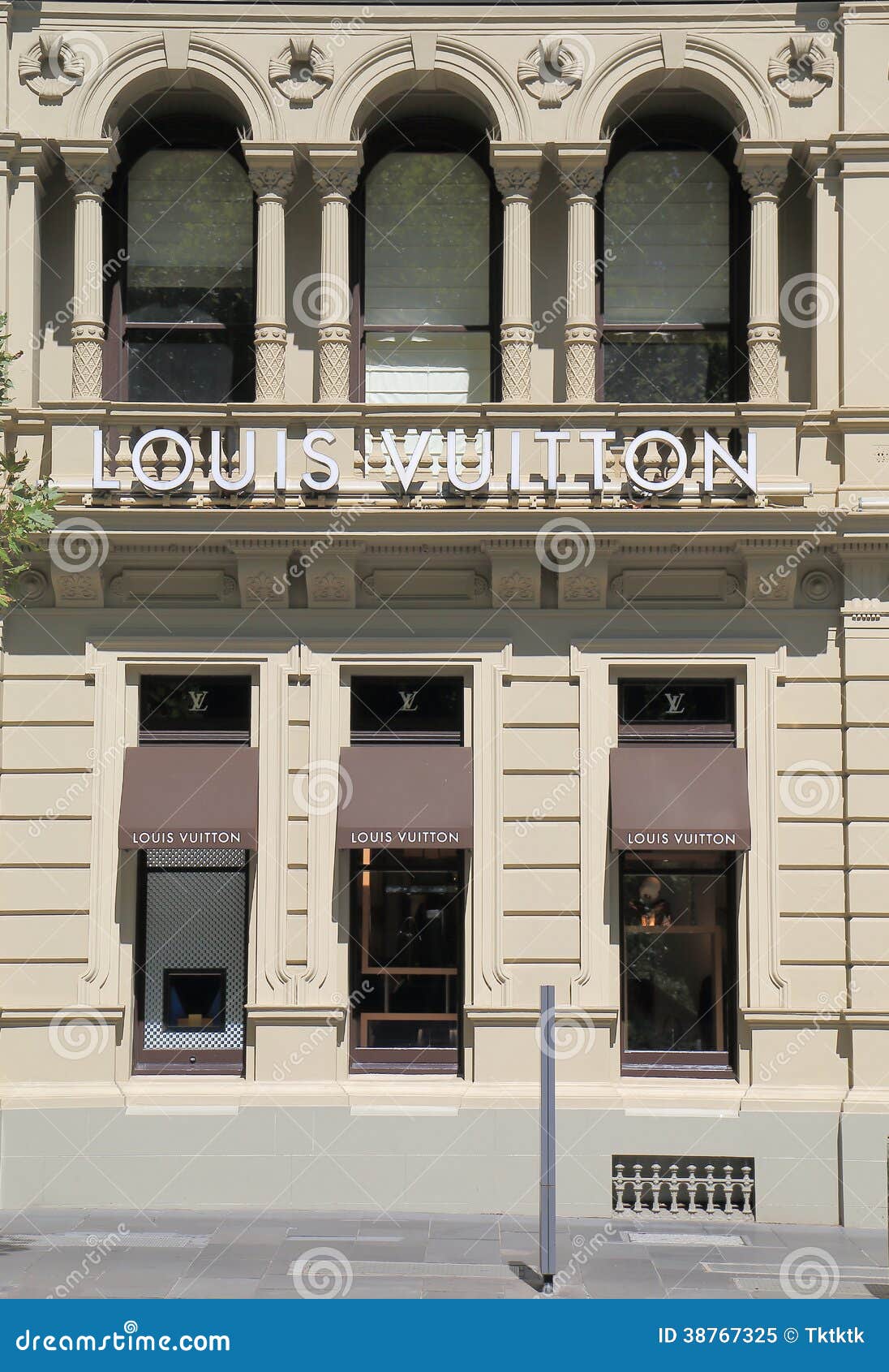 Louis Vuitton Shop editorial image. Image of retail, manufacturer - 38767325