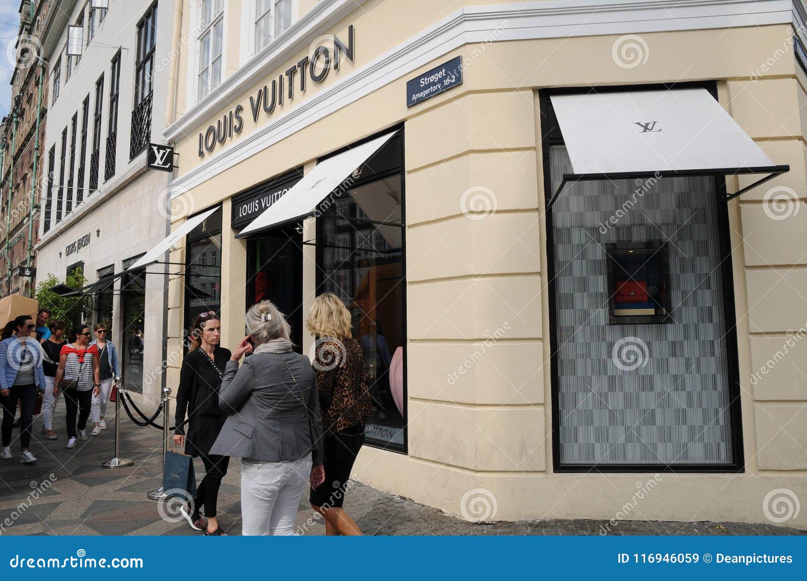 LOUIS VUITTON SHOPERS in COPENHAGEN Stock Image - Image of 116946059