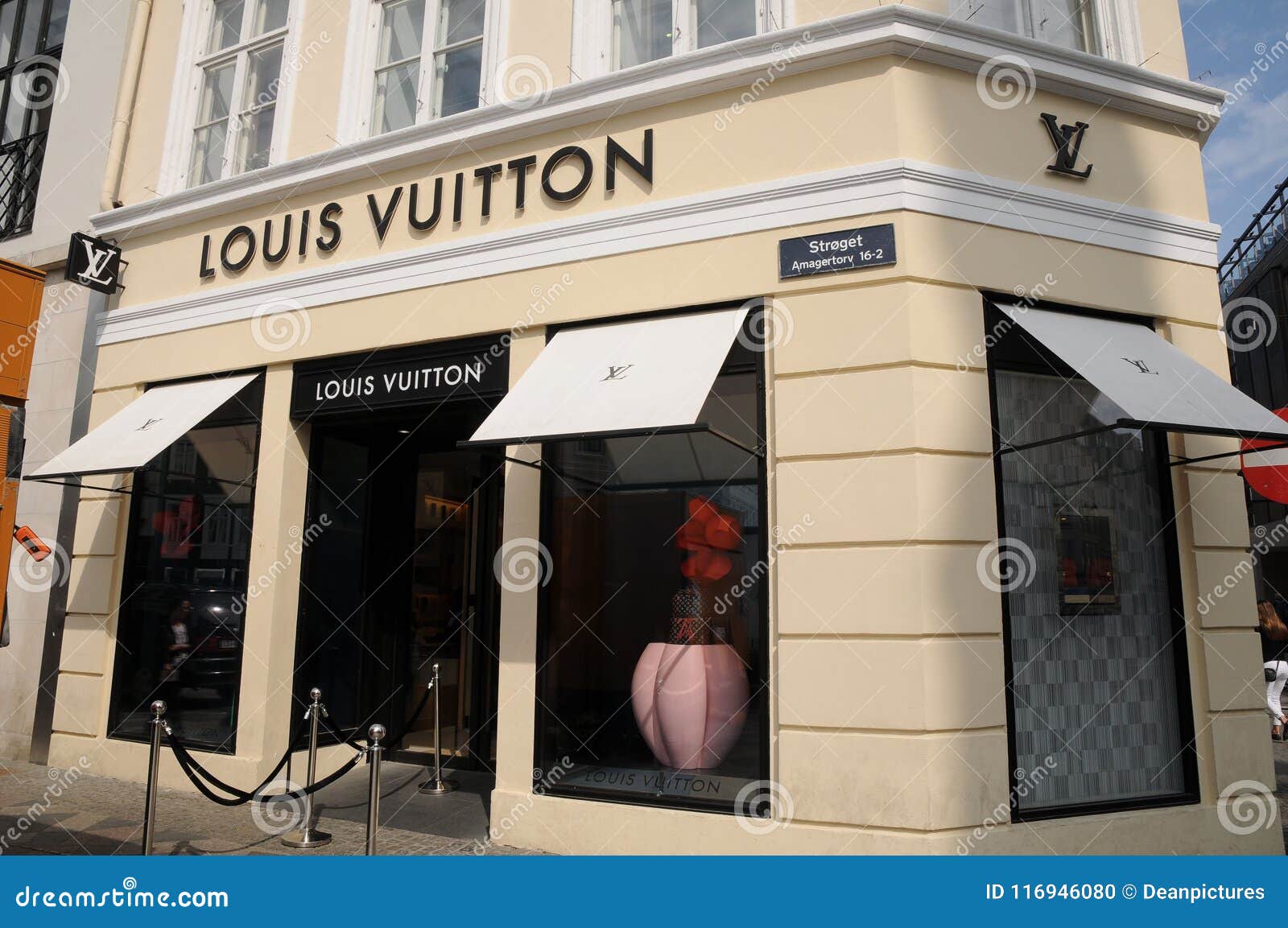 LOUIS VUITTON SHOPERS in COPENHAGEN Editorial Image - of females, france: 116946080