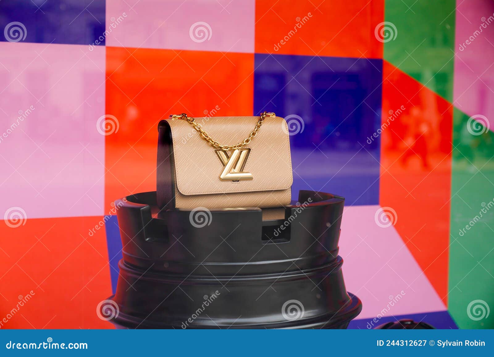 Mulher Com Saco Preto De Vuitton Louis Com Logotipo Dourado E