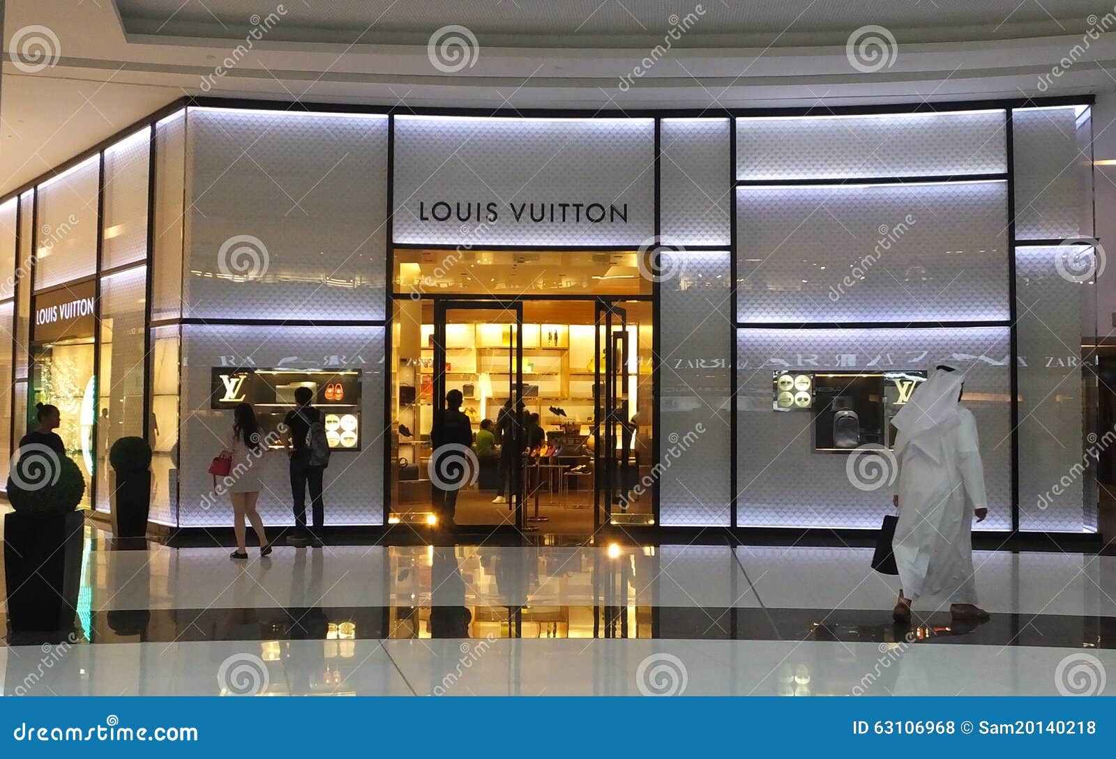 Louis Vuitton at Dubai Mall next to Burj … – License image – 70302678 ❘  lookphotos