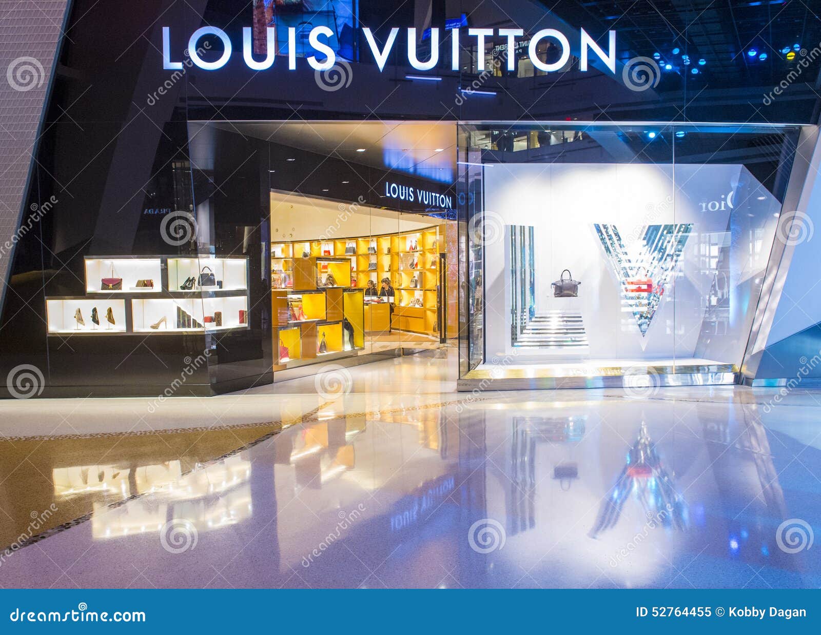 Louis Vuitton store editorial image. Image of rich, boutique - 52764455