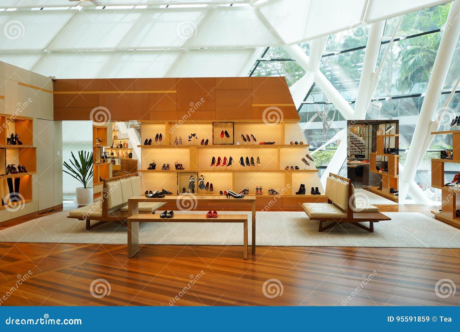 Louis Vuitton store editorial stock image. Image of department - 95591859