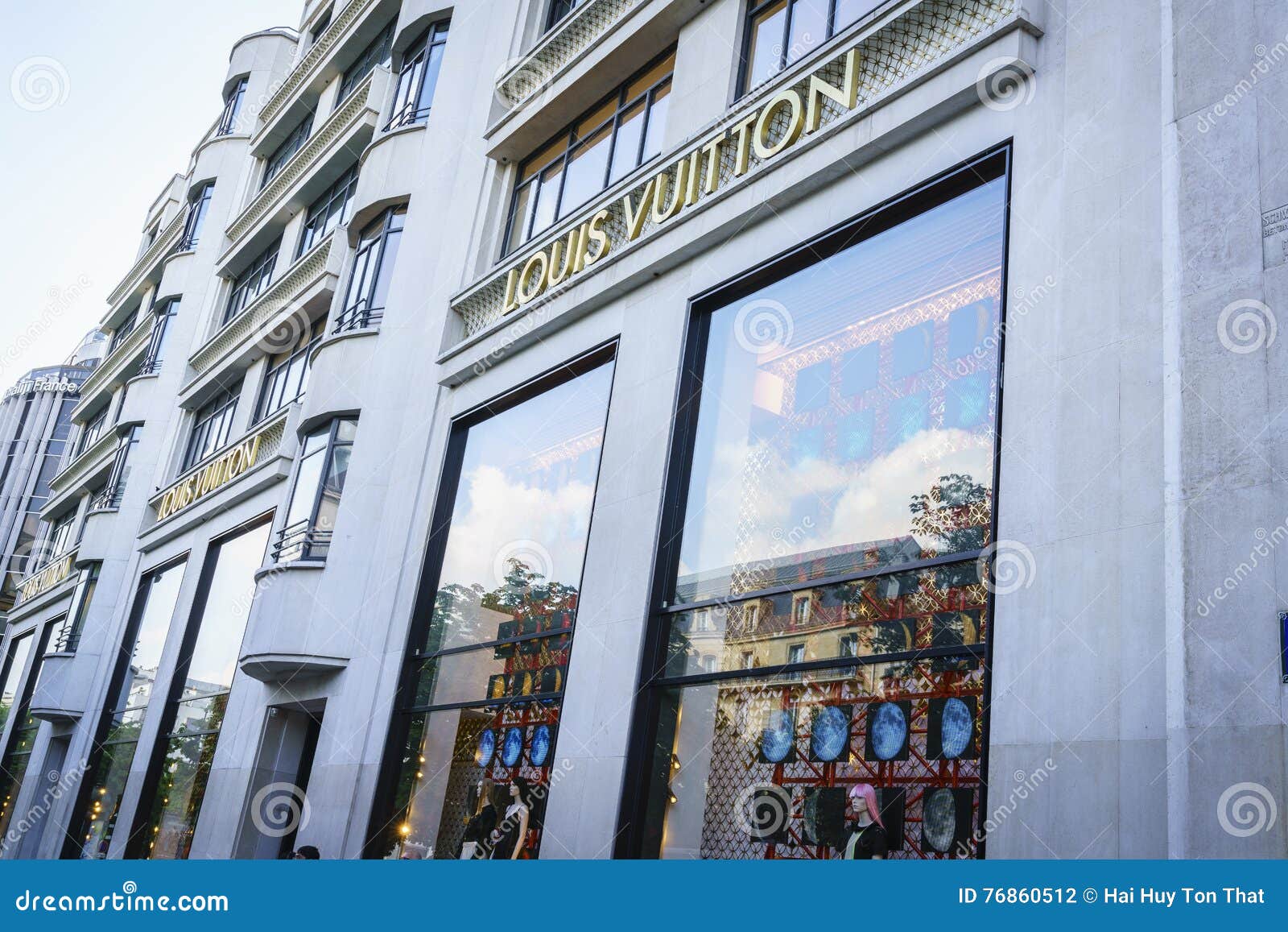 Louis Vuitton store Paris editorial photography. Image of shop - 82557192