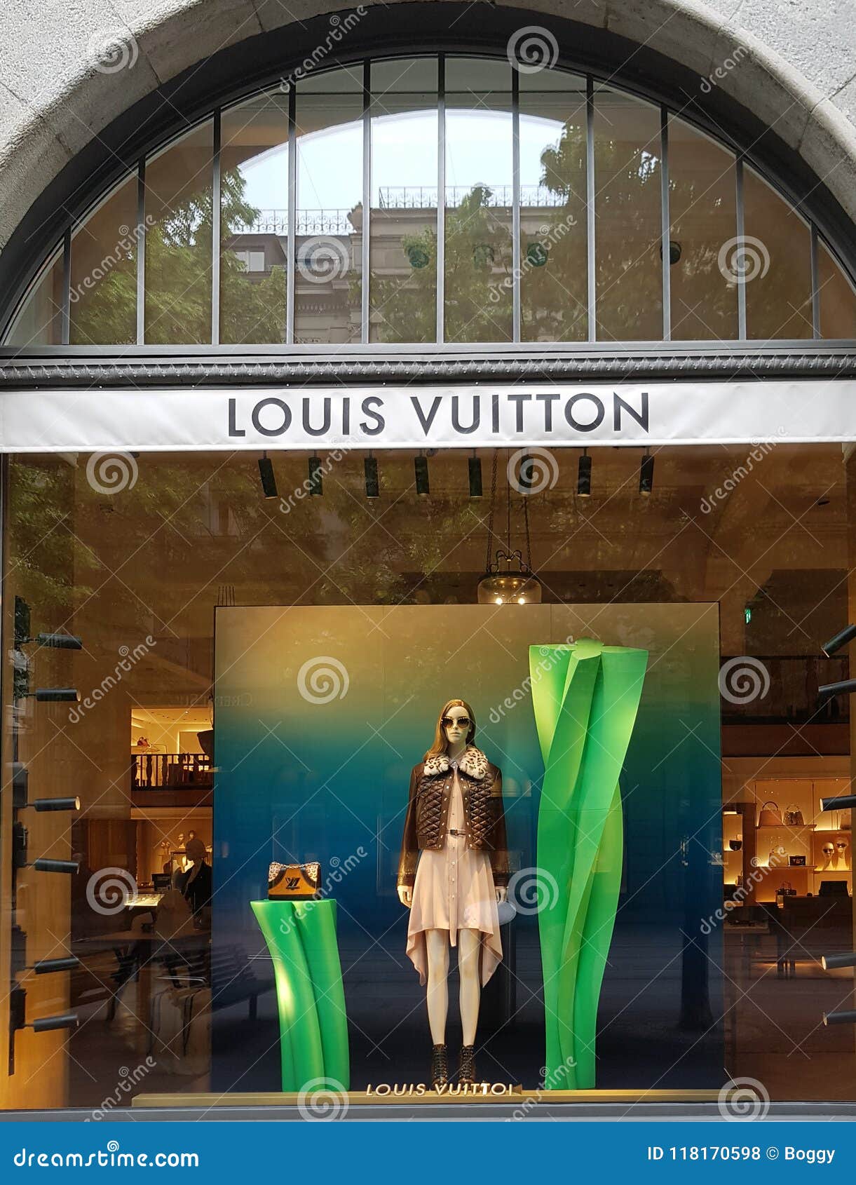 Louis Vuitton store editorial stock photo. Image of 1854 - 118170598