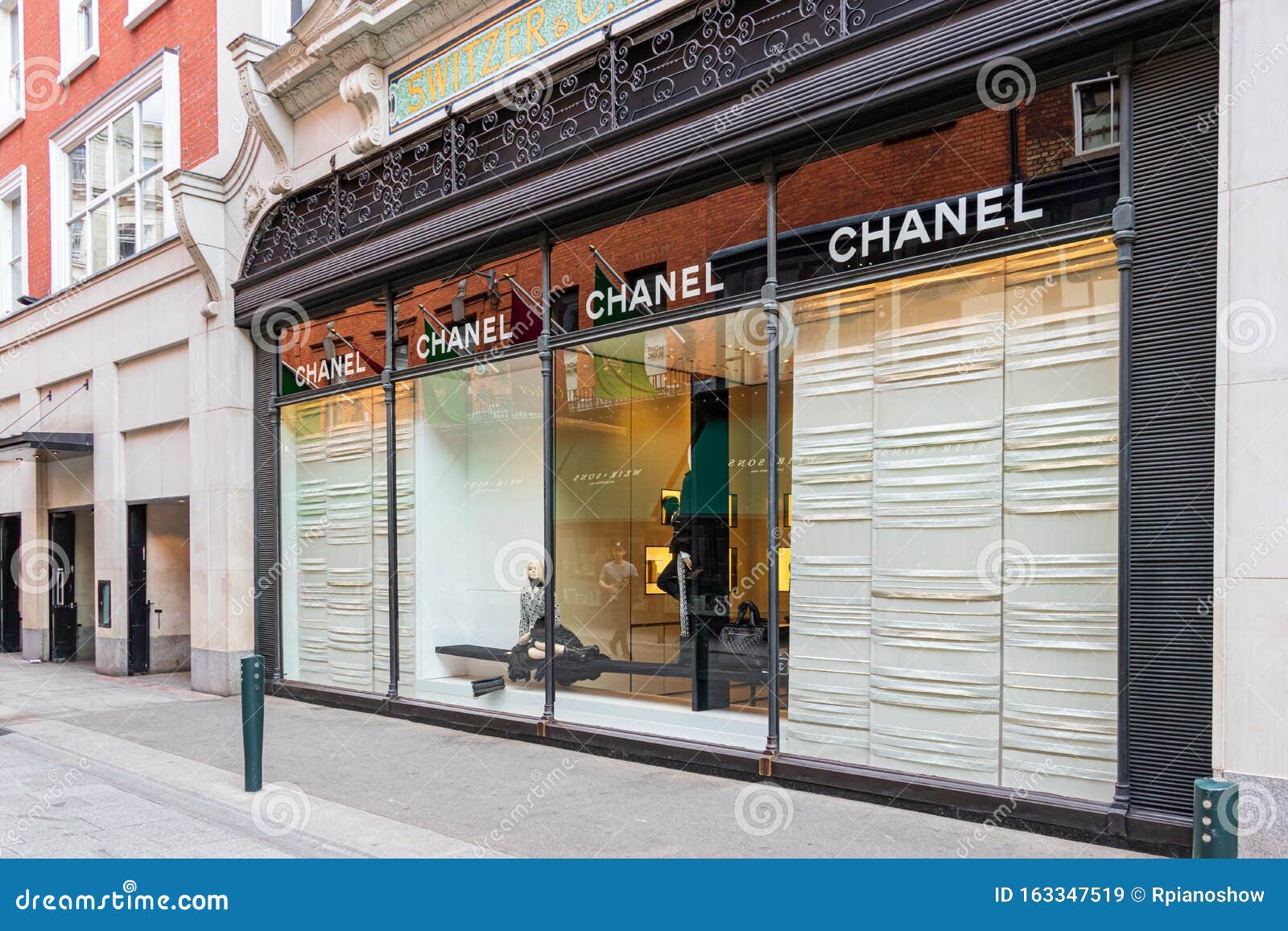 Louis Vuitton Storefront in Dublin, Ireland. Editorial Stock Image - Image  of dublin, seller: 163347519