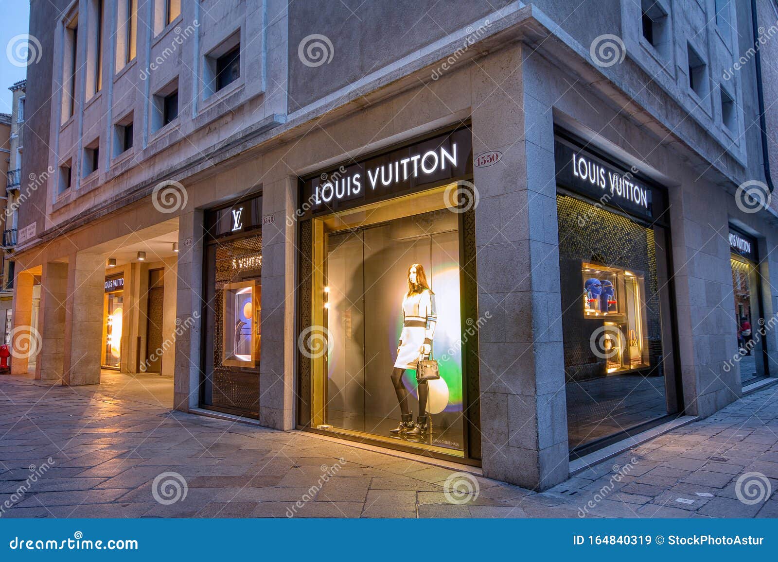 Louis Vuitton Tienda En El Centro De Venecia, Italia Imagen de archivo  editorial - Imagen de manera, ropa: 164840319