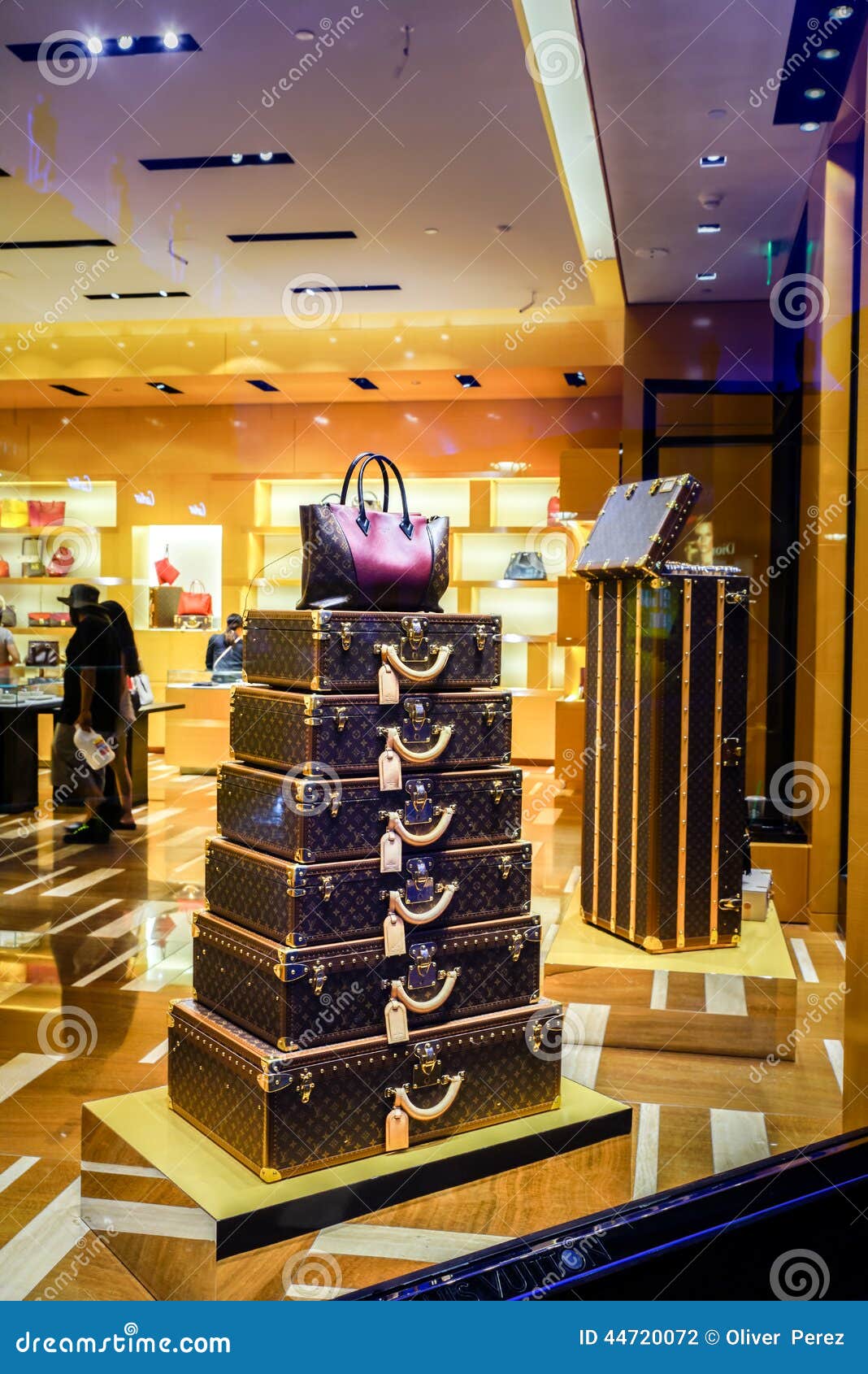 LOUIS VUITTON SHOP DISPLAY - PARIS Editorial Stock Photo - Image of visual,  design: 184318648