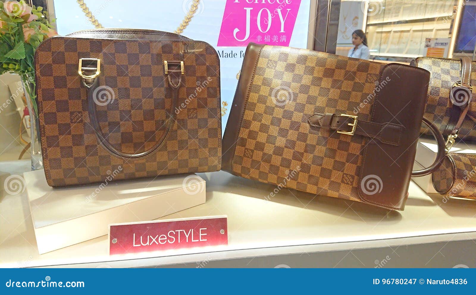 Louis Vuitton zakken redactionele fotografie. Image of hanger 96780247